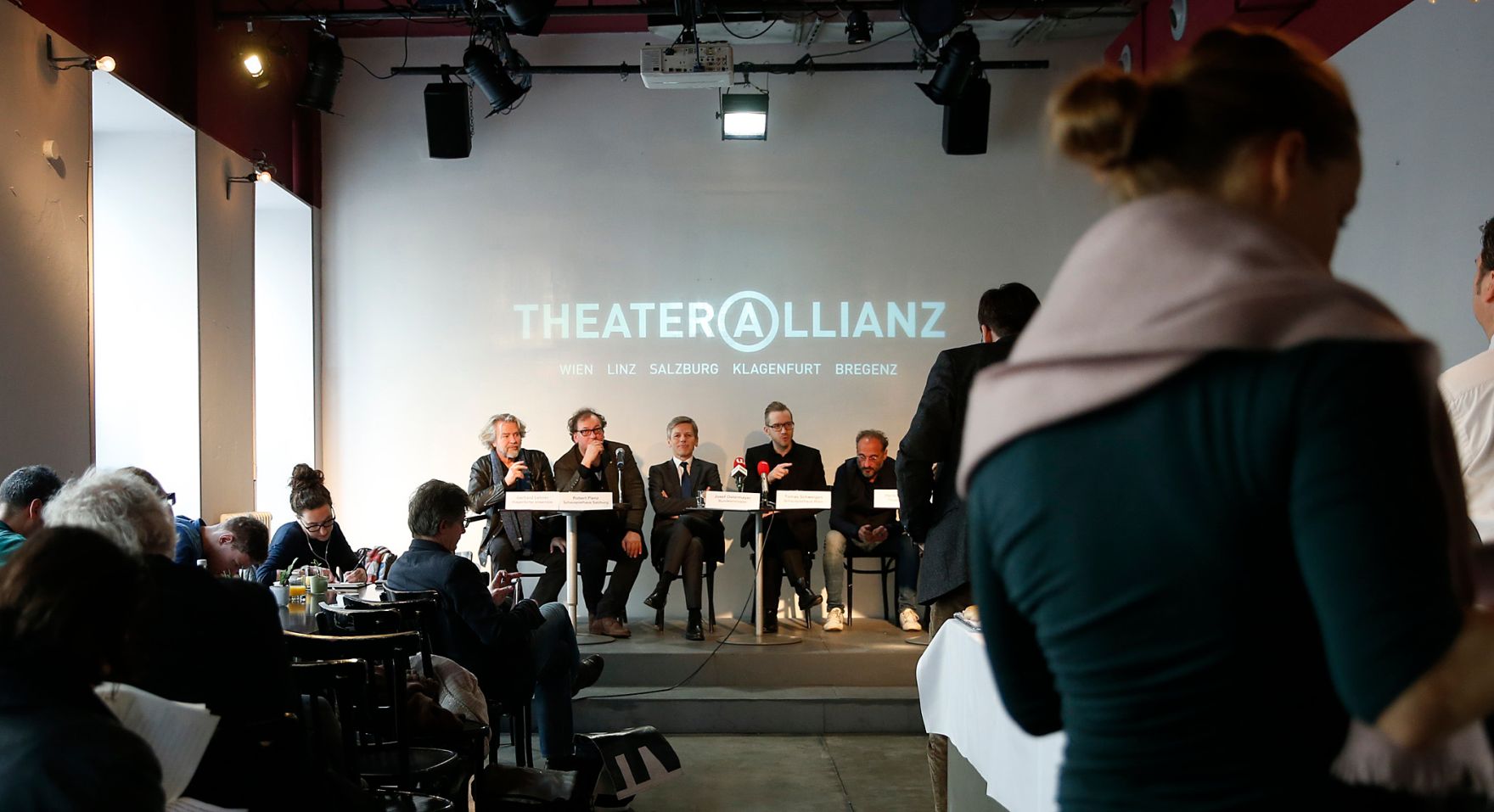 Am 22. Februar 2016 fand eine Pressekonferenz der Theaterallianz mit Kunst- und Kulturminister Josef Ostermayer im Schauspielhaus Wien statt. Im Bild (v.l.n.r.) Gerhard Lehner klagenfurter ensemble, Robert Pienz Schauspielhaus Salzburg, Kunst- und Kulturminister Josef Ostermayer, Tomas Schweigen Schauspielhaus Wien und Harald Gebhartl Theater Ph&ouml;nix.