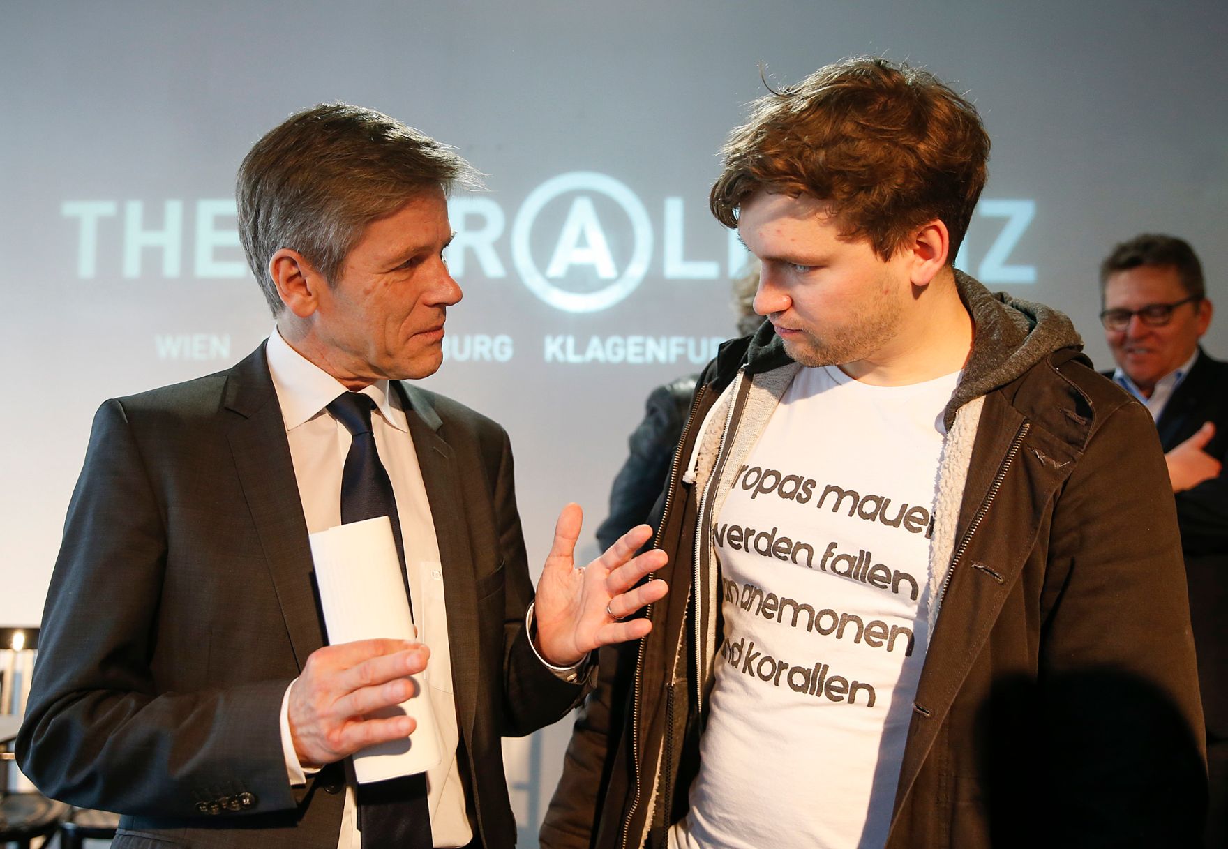 Am 22. Februar 2016 fand eine Pressekonferenz der Theaterallianz mit Kunst- und Kulturminister Josef Ostermayer (l.) im Schauspielhaus Wien statt. Im Bild mit dem Gewinner des AutorInnenpreises der Theaterallianz Thomas K&ouml;ck (r.). 