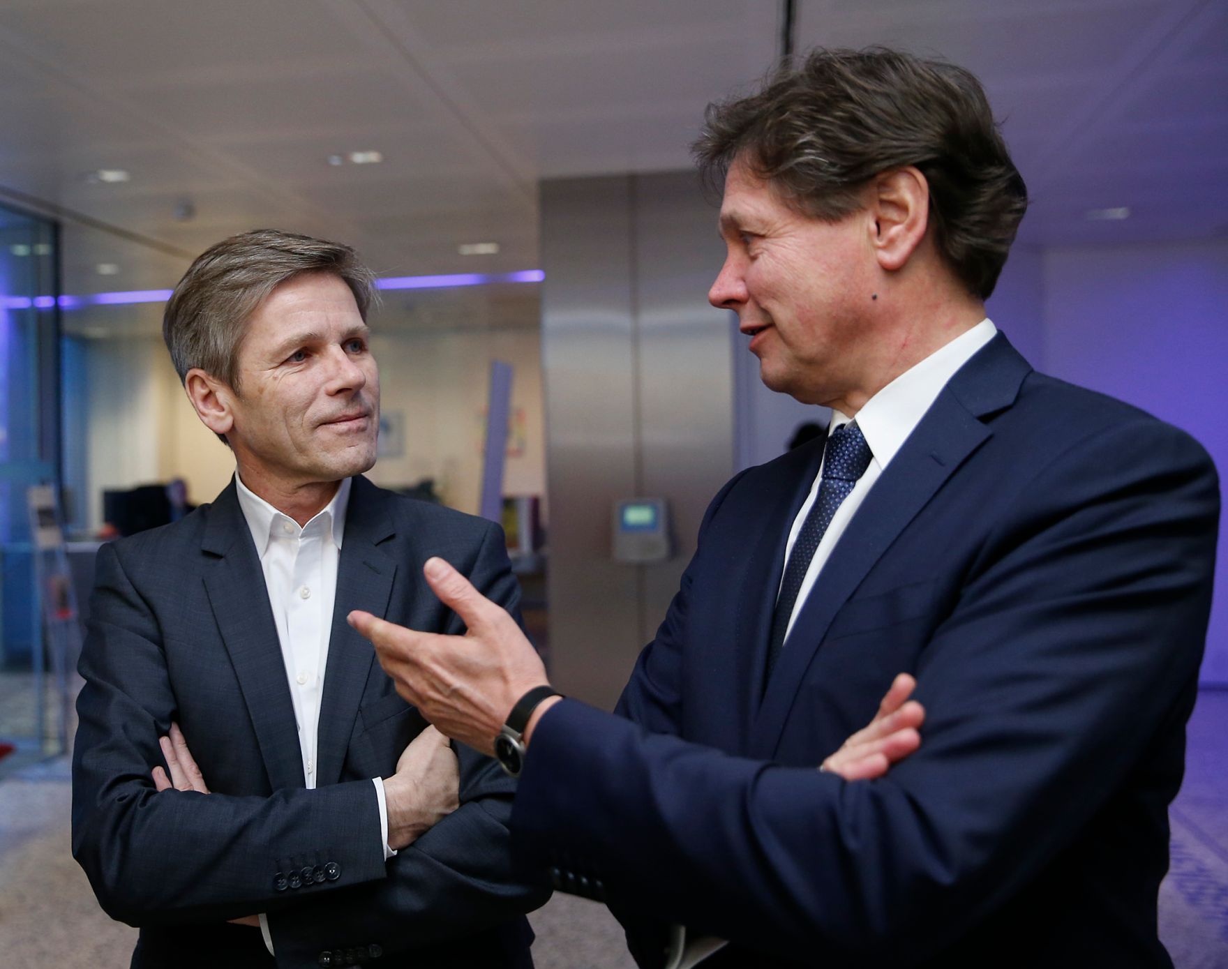 Am 24. Februar 2016 besuchte Kunst- und Kulturminister Josef Ostermayer (l.) die Ausstellung &bdquo;Amo ergo sum&ldquo;. Im Bild mit dem Vorstandsvorsitzenden der Verbund AG Wolfgang Anzengruber (r.).