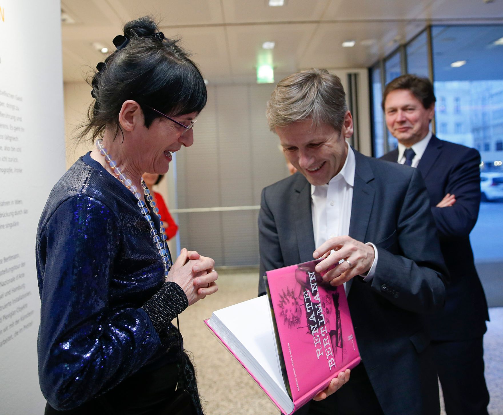 Am 24. Februar 2016 besuchte Kunst- und Kulturminister Josef Ostermayer (r.) die Ausstellung &bdquo;Amo ergo sum&ldquo;. Im Bild mit der K&uuml;nstlerin Renate Bertlmann (l.).