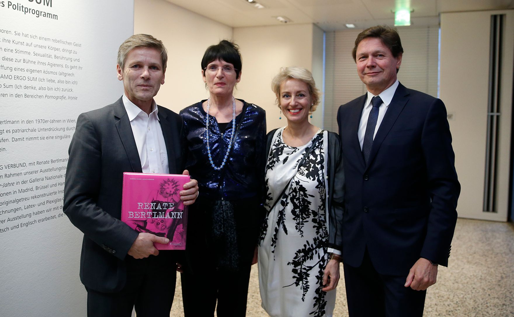 Am 24. Februar 2016 besuchte Kunst- und Kulturminister Josef Ostermayer (l.) die Ausstellung &bdquo;Amo ergo sum&ldquo;. Im Bild mit der K&uuml;nstlerin Renate Bertlmann (m.l.), der Kuratorin Jessica Morgan (m.r.) und dem Vorstandsvorsitzenden der Verbund AG Wolfgang Anzengruber (r.).