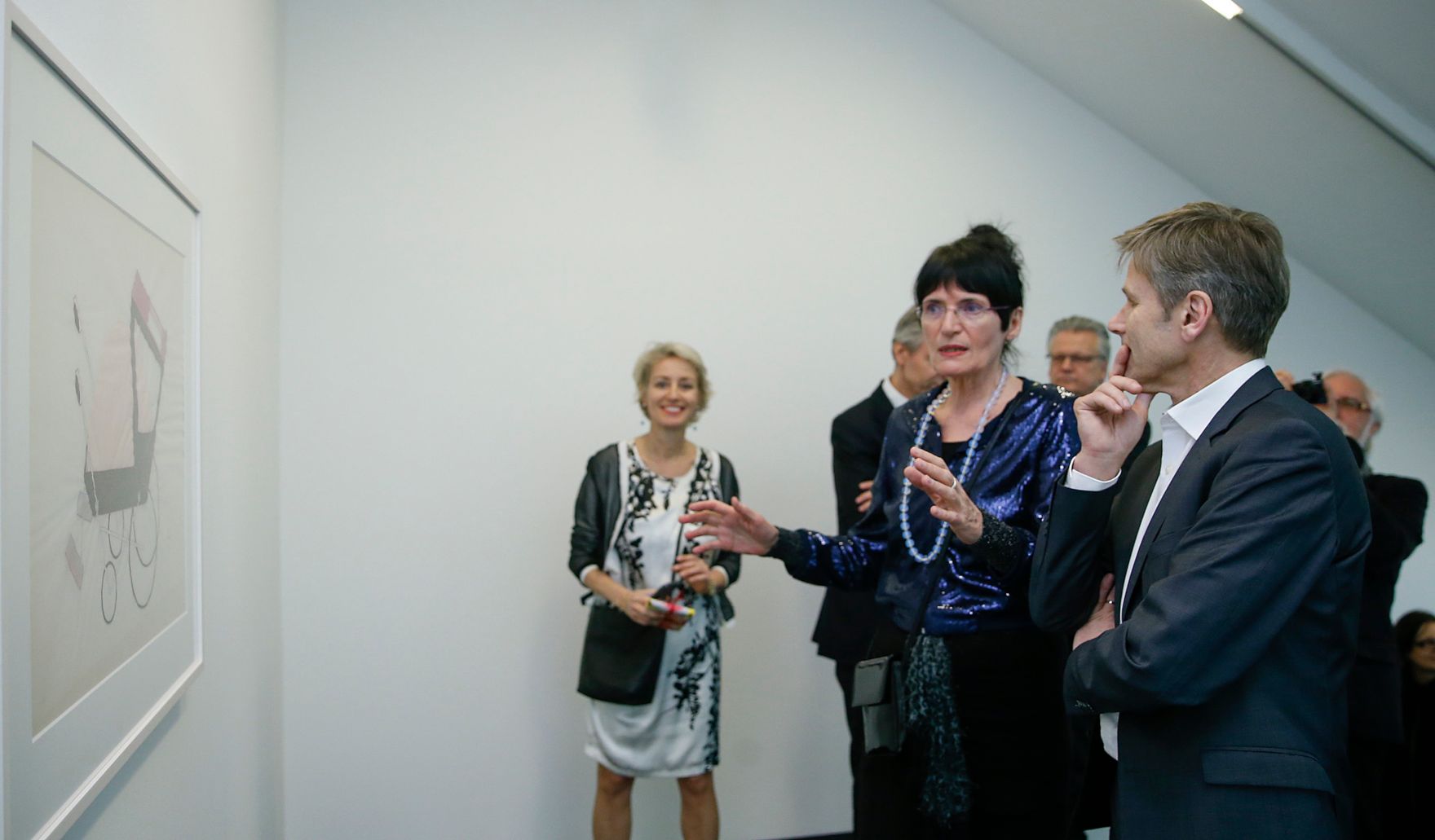 Am 24. Februar 2016 besuchte Kunst- und Kulturminister Josef Ostermayer (r.) die Ausstellung &bdquo;Amo ergo sum&ldquo;. Im Bild mit der K&uuml;nstlerin Renate Bertlmann (l.).