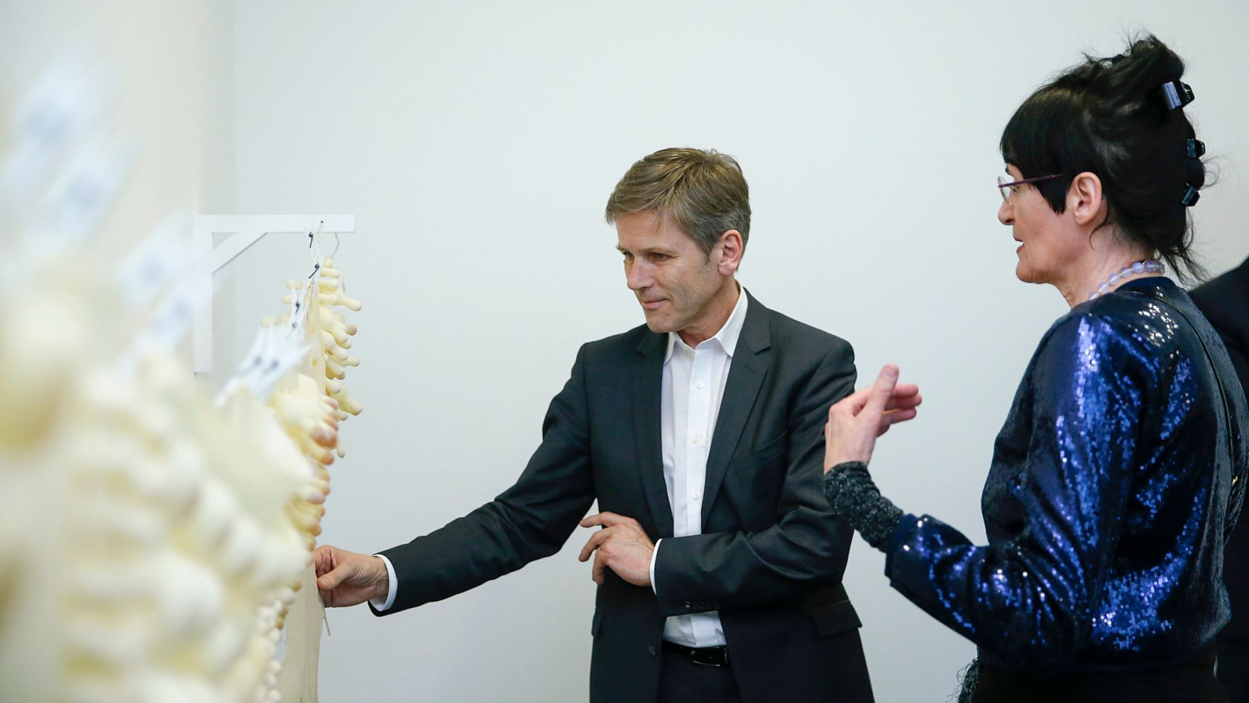 Am 24. Februar 2016 besuchte Kunst- und Kulturminister Josef Ostermayer (l.) die Ausstellung &bdquo;Amo ergo sum&ldquo;. Im Bild mit der K&uuml;nstlerin Renate Bertlmann (r.).