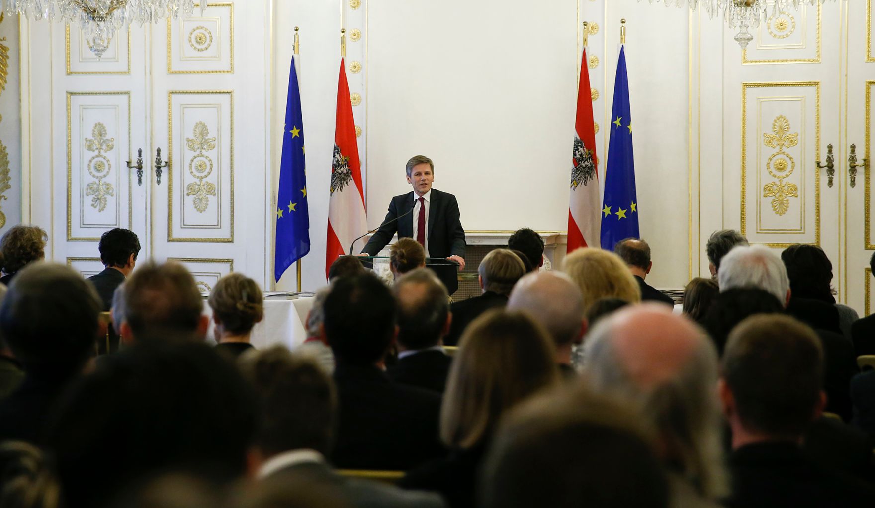 Am 26. Februar 2016 &uuml;berreichte Kunst- und Kulturminister Josef Ostermayer (im Bild) die Staatspreise &bdquo;Sch&ouml;nste B&uuml;cher &Ouml;sterreichs 2015&ldquo; im Bundeskanzleramt.