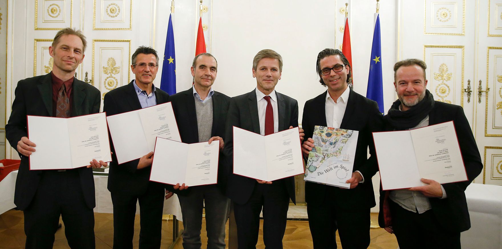Am 26. Februar 2016 &uuml;berreichte Kunst- und Kulturminister Josef Ostermayer die Staatspreise &bdquo;Sch&ouml;nste B&uuml;cher &Ouml;sterreichs 2015&ldquo; im Bundeskanzleramt.