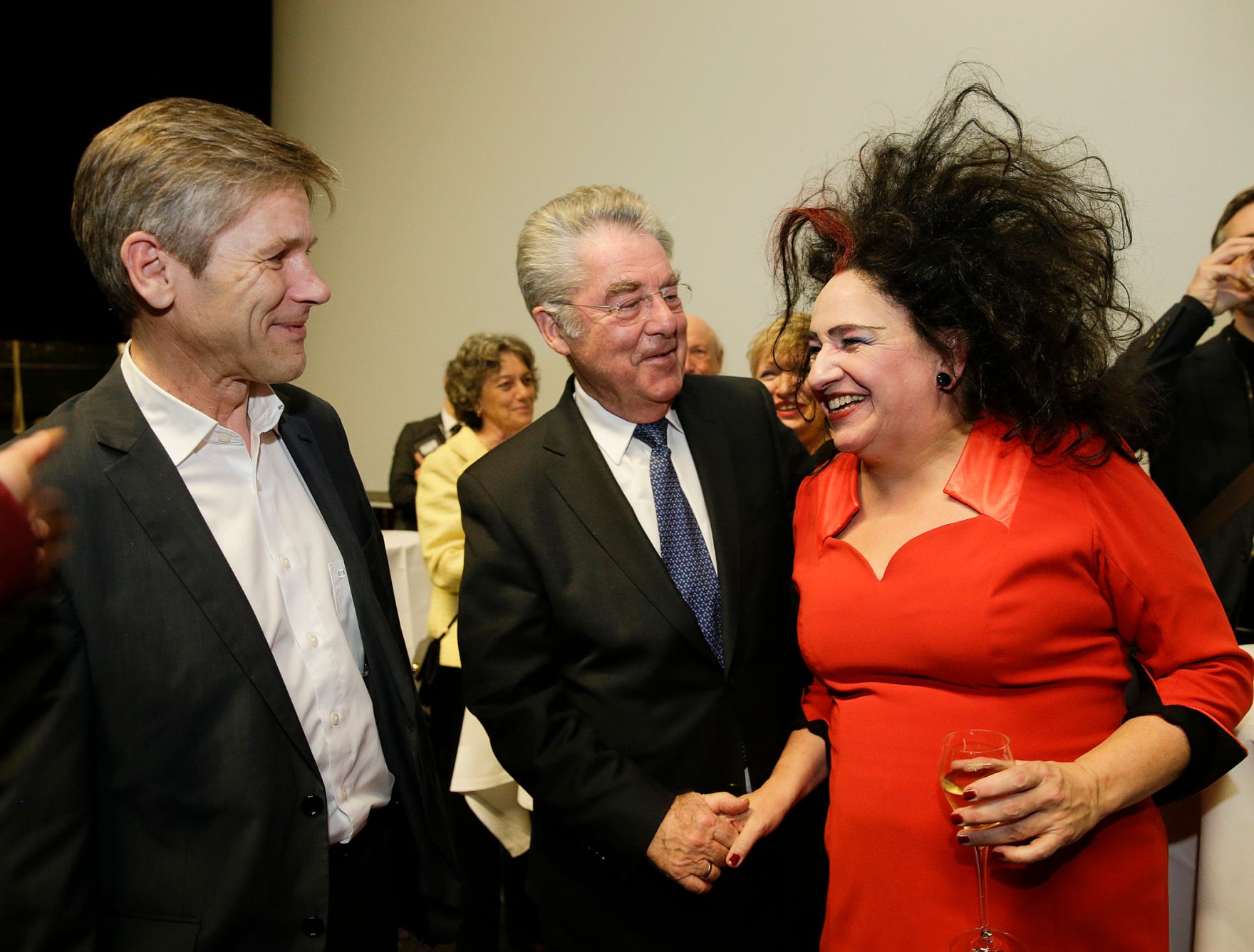 Am 27. Februar 2016 besuchte Kunst- und Kulturminister Josef Ostermayer (l.) die Urauff&uuml;hrung von "Die Unschuldigen, ich und die Unbekannte am Rand der Landstra&szlig;e" im Burgtheater. Im Bild mit Bundespr&auml;sident Heinz Fischer (m.) und Schauspielerin Maria Happel (r.).