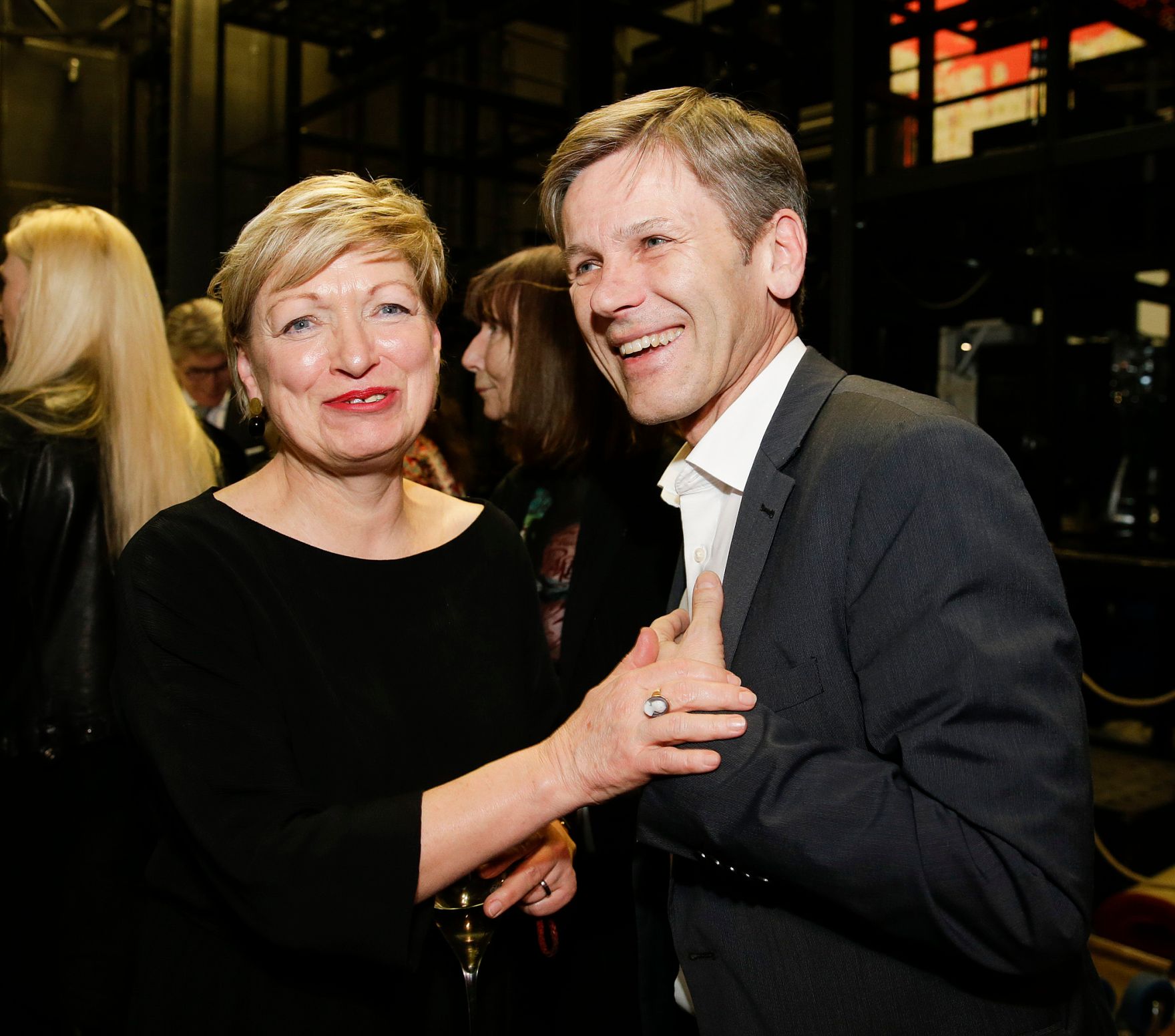Am 27. Februar 2016 besuchte Kunst- und Kulturminister Josef Ostermayer (r.) die Urauff&uuml;hrung von "Die Unschuldigen, ich und die Unbekannte am Rand der Landstra&szlig;e" im Burgtheater. Im Bild mit Burgtheater-Direktorin Karin Bergmann (l.).