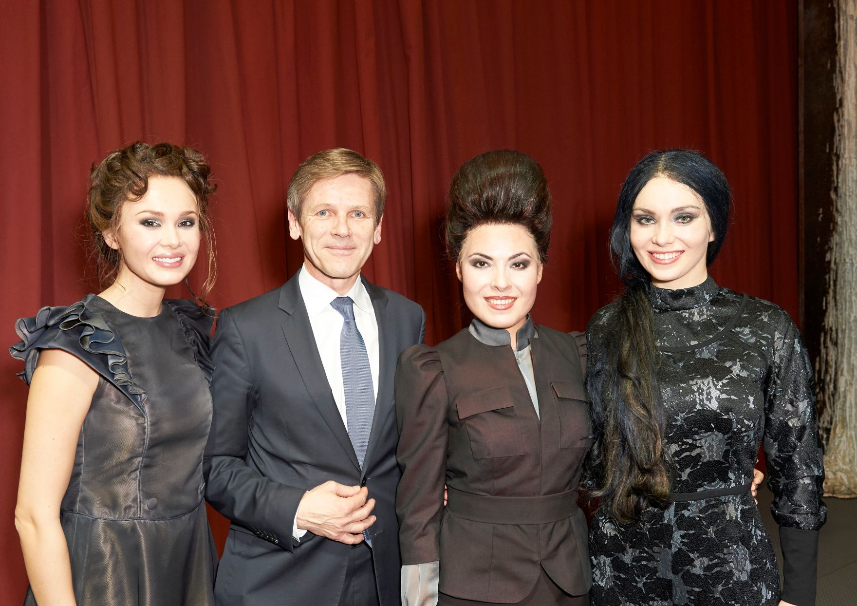 Am 6. M&auml;rz 2016 besuchte Kunst- und Kulturminister Josef Ostermayer (m.l.) die Premiere &quot;Tri Sestri&quot; in der Wiener Staatsoper. Im Bild mit den Hauptdarstellerinnen Aida Garifullina, Ilseyar Khayrullova, Margarita Gritskova (v.l.n.r.).