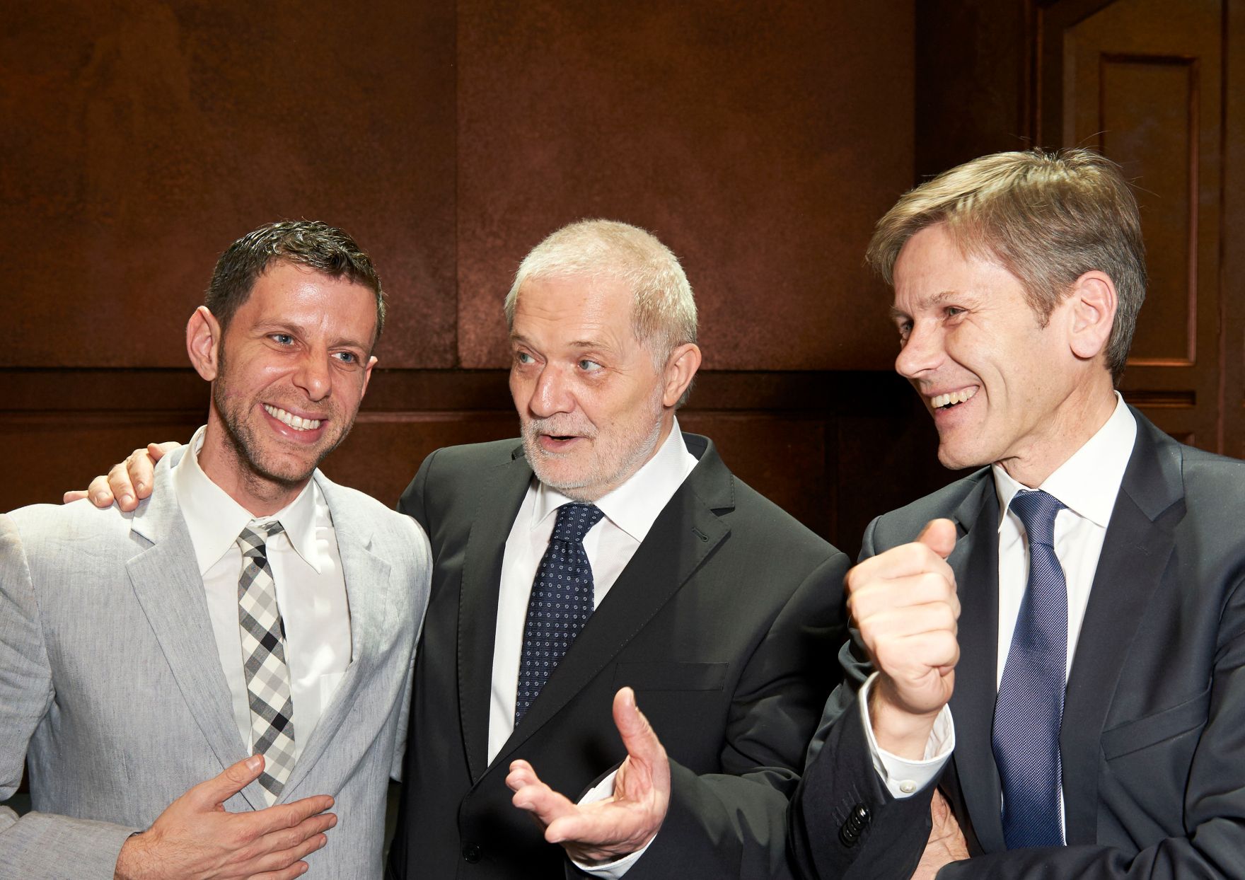 Am 6. M&auml;rz 2016 besuchte Kunst- und Kulturminister Josef Ostermayer (r.) die Premiere &quot;Tri Sestri&quot; in der Wiener Staatsoper. Im Bild mit dem Dirigenten P&eacute;ter E&ouml;tv&ouml;s (m.).