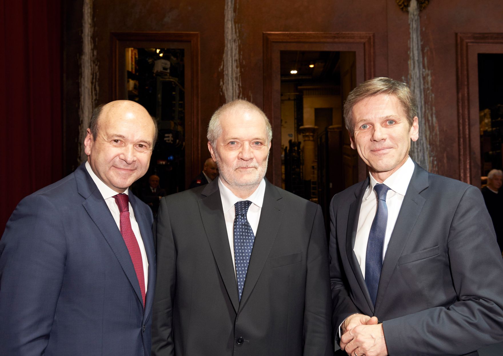 Am 6. M&auml;rz 2016 besuchte Kunst- und Kulturminister Josef Ostermayer (r.) die Premiere &quot;Tri Sestri&quot; in der Wiener Staatsoper. Im Bild mit Staatsoperndirektor Dominique Meyer (l.) und dem Dirigenten P&eacute;ter E&ouml;tv&ouml;s (m.).