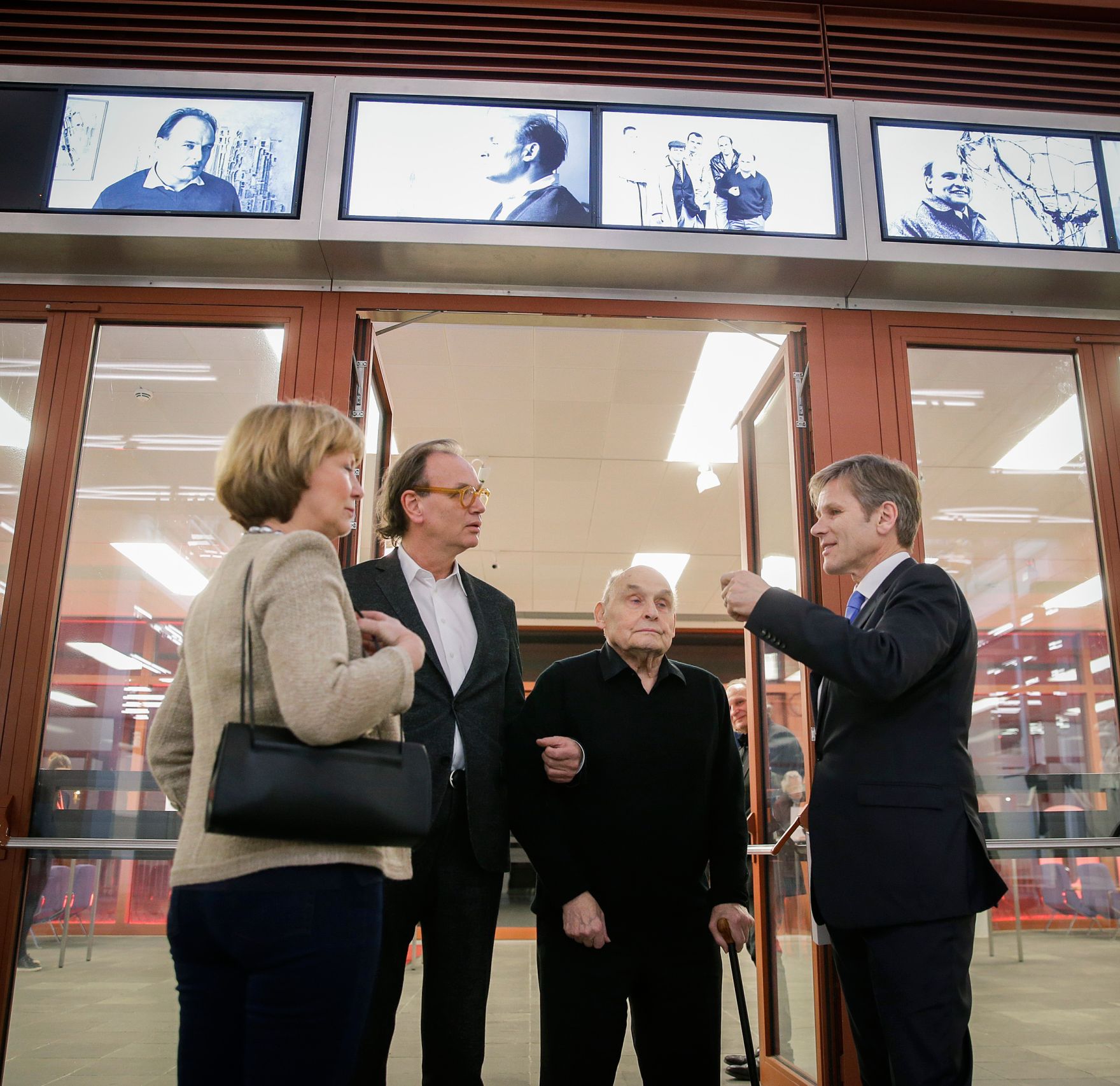 Am 8. M&auml;rz 2016 er&ouml;ffnete Kunst- und Kulturminister Josef Ostermayer (r.) die Ausstellung des K&uuml;nstlers Oswald Oberhuber (m.r.) im 21er Haus. Im Bild mit Kurator Alfred Weidinger (m.l.).