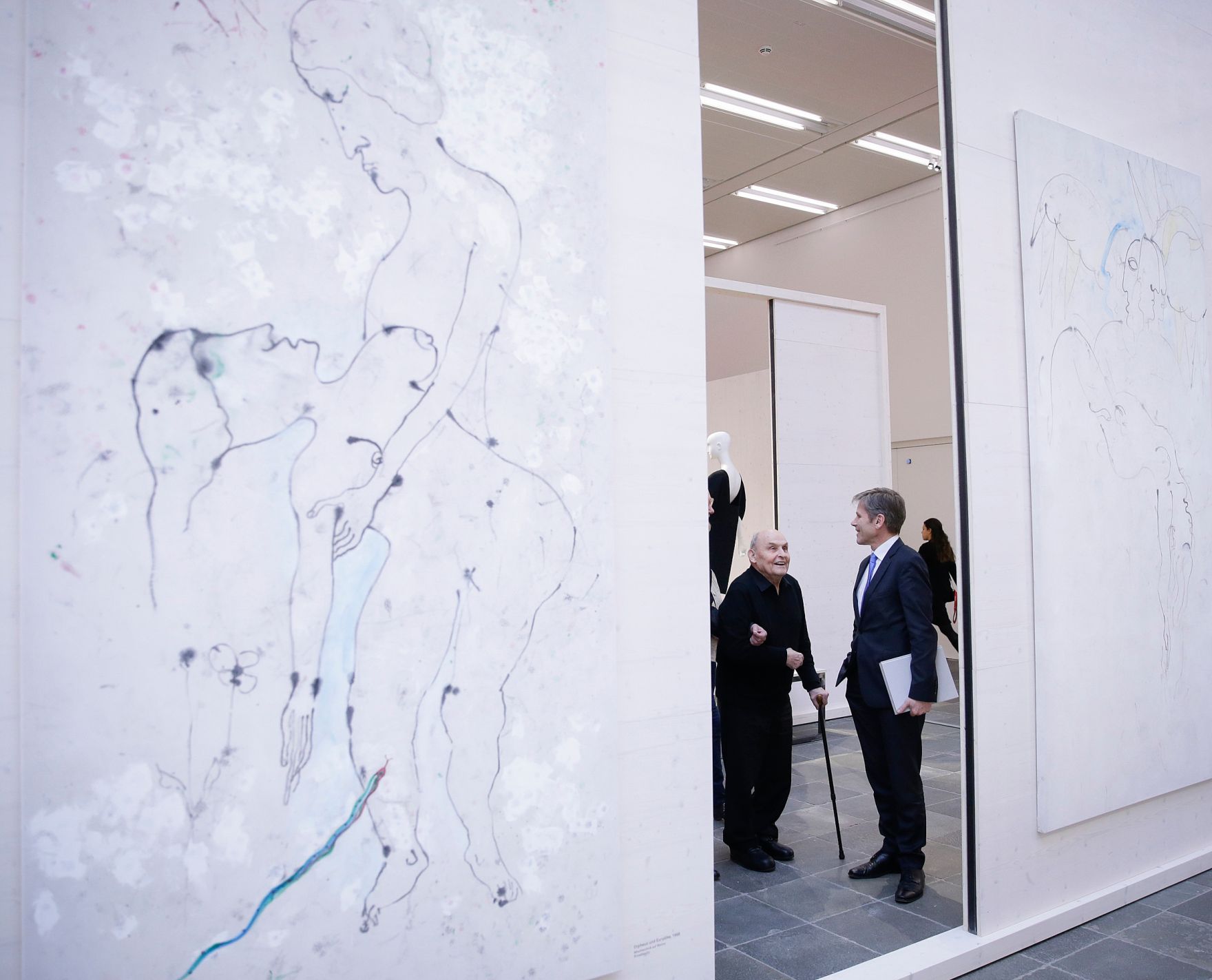 Am 8. M&auml;rz 2016 er&ouml;ffnete Kunst- und Kulturminister Josef Ostermayer (r.) die Ausstellung des K&uuml;nstlers Oswald Oberhuber (l.) im 21er Haus.