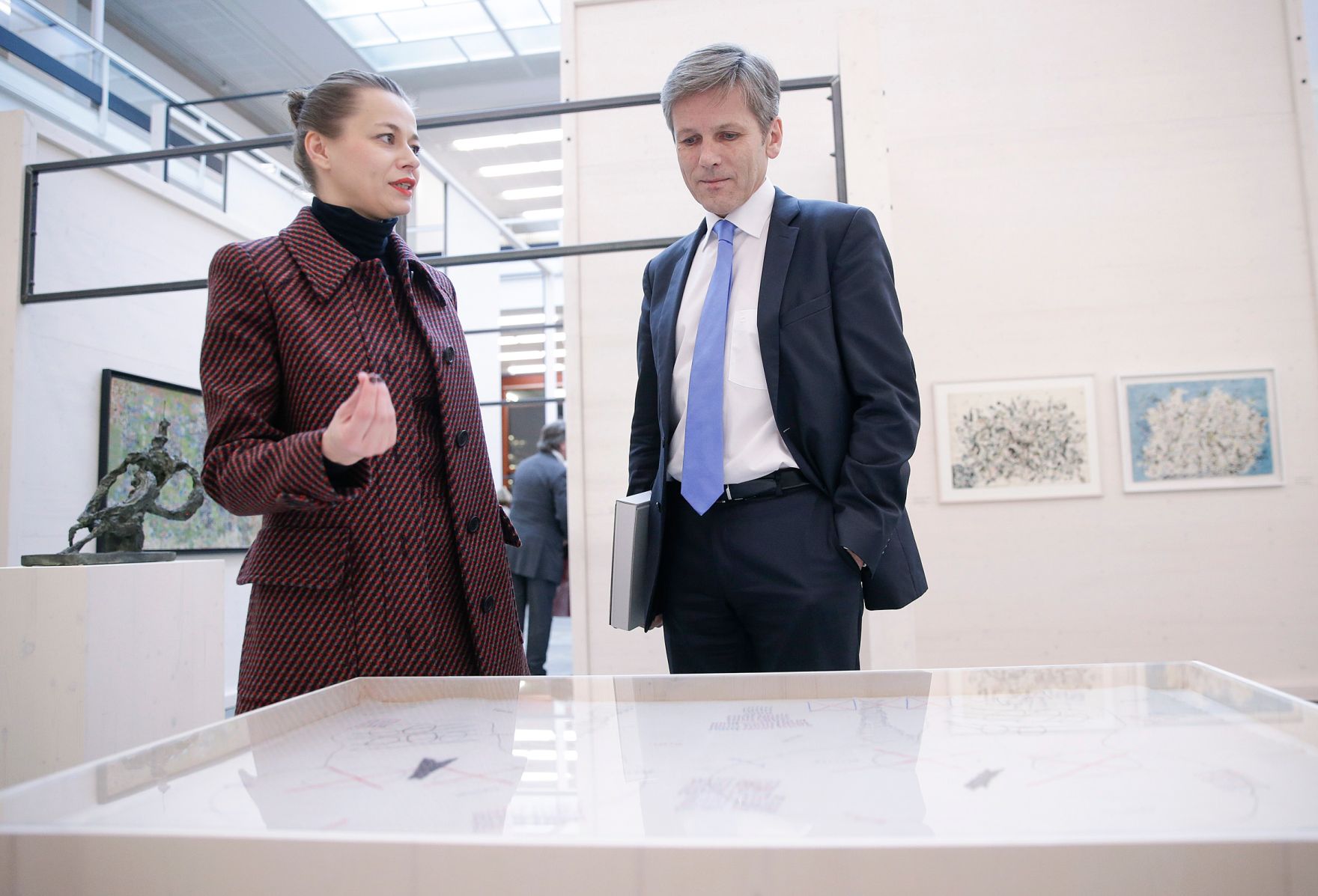 Am 8. M&auml;rz 2016 er&ouml;ffnete Kunst- und Kulturminister Josef Ostermayer (r.) die Ausstellung des K&uuml;nstlers Oswald Oberhuber im 21er Haus. Im Bild mit der Kuratorin Luisa Ziala (l..).