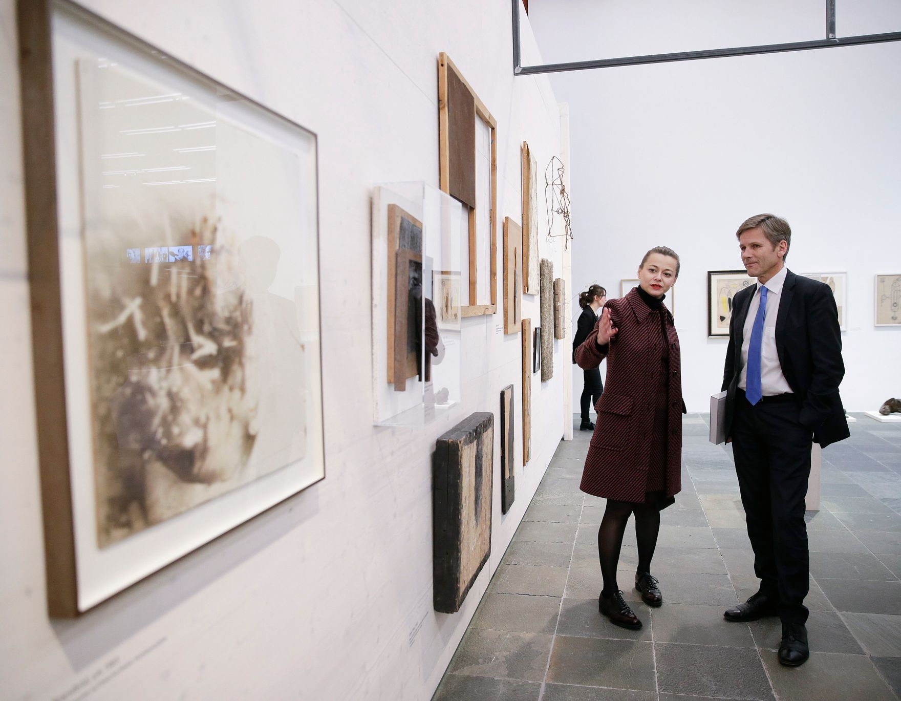 Am 8. M&auml;rz 2016 er&ouml;ffnete Kunst- und Kulturminister Josef Ostermayer (r.) die Ausstellung des K&uuml;nstlers Oswald Oberhuber im 21er Haus. Im Bild mit der Kuratorin Luisa Ziala (l..).