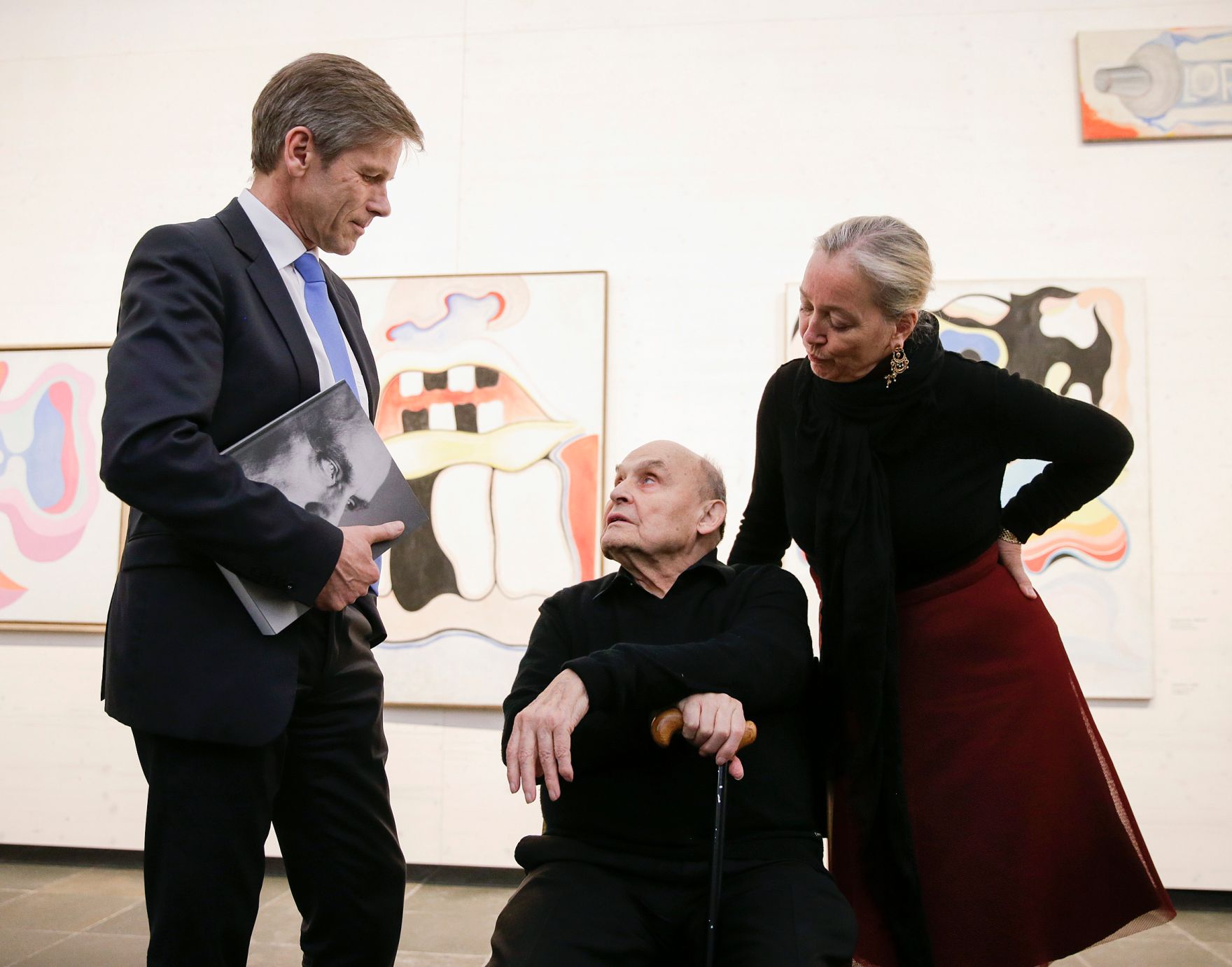 Am 8. M&auml;rz 2016 er&ouml;ffnete Kunst- und Kulturminister Josef Ostermayer (l.) die Ausstellung des K&uuml;nstlers Oswald Oberhuber (m.) im 21er Haus. Im Bild mit der Belvedere-Direktorin Agnes Husslein-Acor (r.).