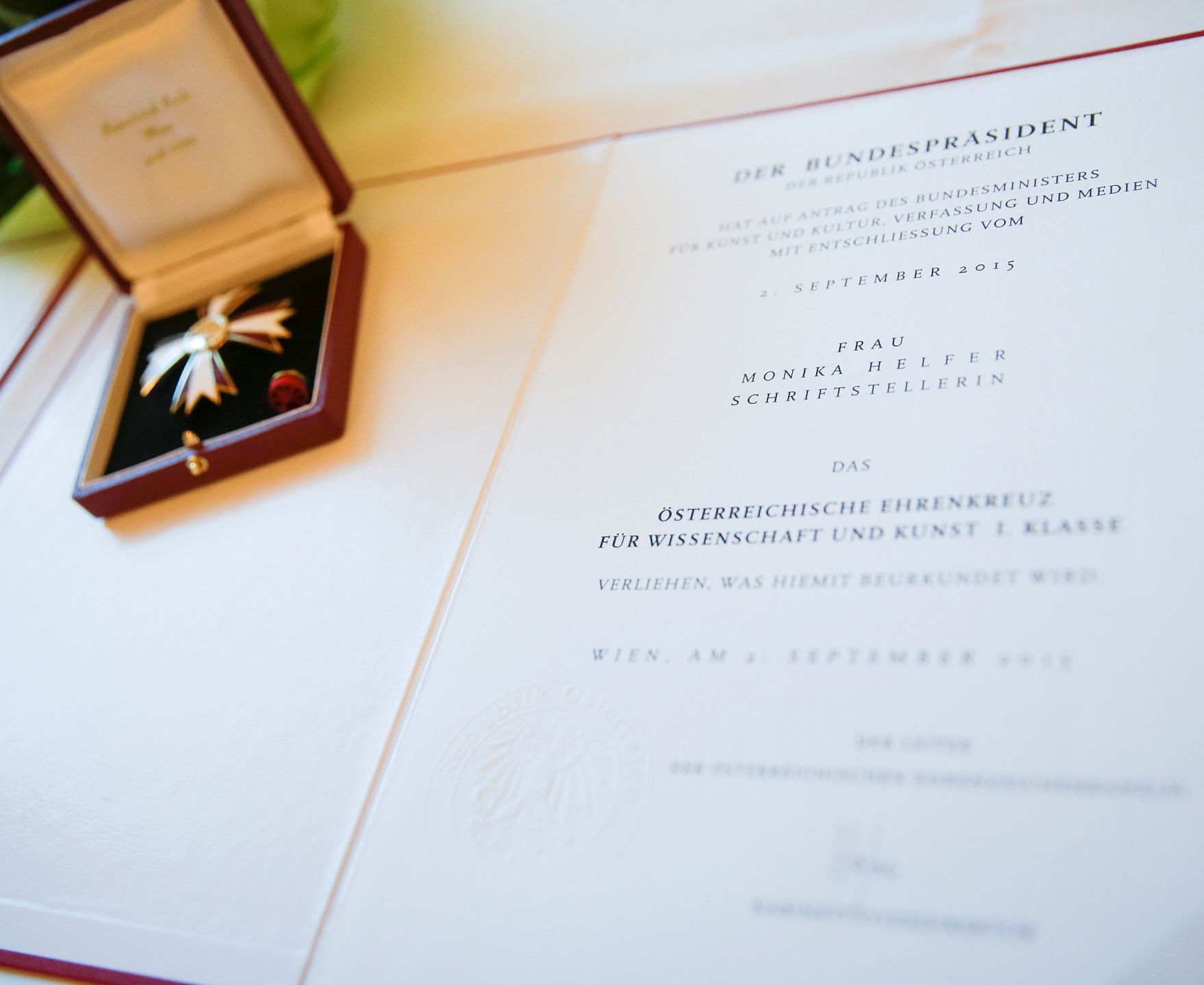 Am 8. M&auml;rz 2016 &uuml;berreichte Kunst- und Kulturminister Josef Ostermayer im Bundeskanzleramt den Schriftstellern Monika Helfer und Michael K&ouml;hlmeier, das &Ouml;sterreichische Ehrenkreuz f&uuml;r Wissenschaft und Kunst I. Klasse.