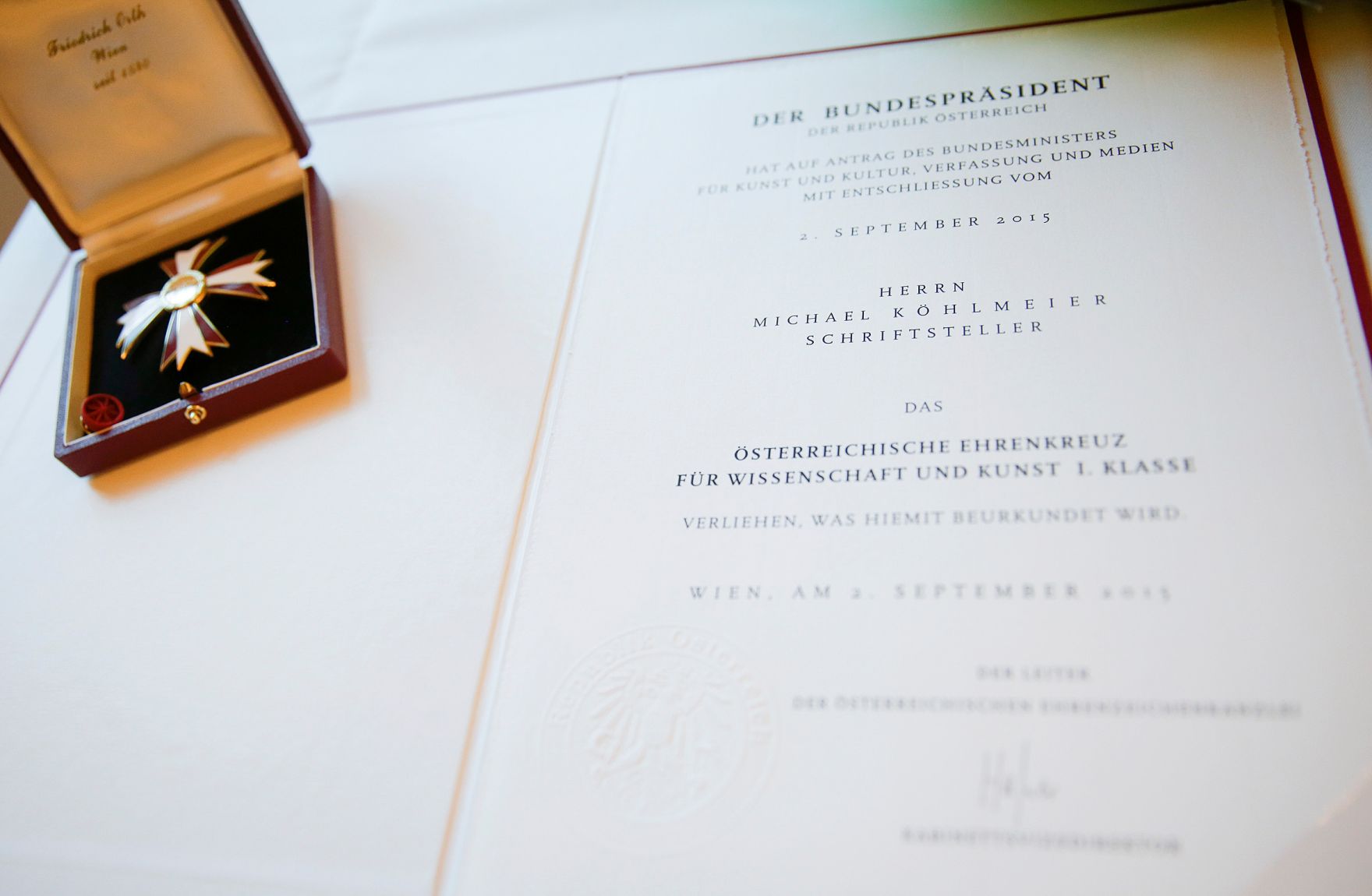Am 8. M&auml;rz 2016 &uuml;berreichte Kunst- und Kulturminister Josef Ostermayer im Bundeskanzleramt den Schriftstellern Monika Helfer und Michael K&ouml;hlmeier, das &Ouml;sterreichische Ehrenkreuz f&uuml;r Wissenschaft und Kunst I. Klasse.