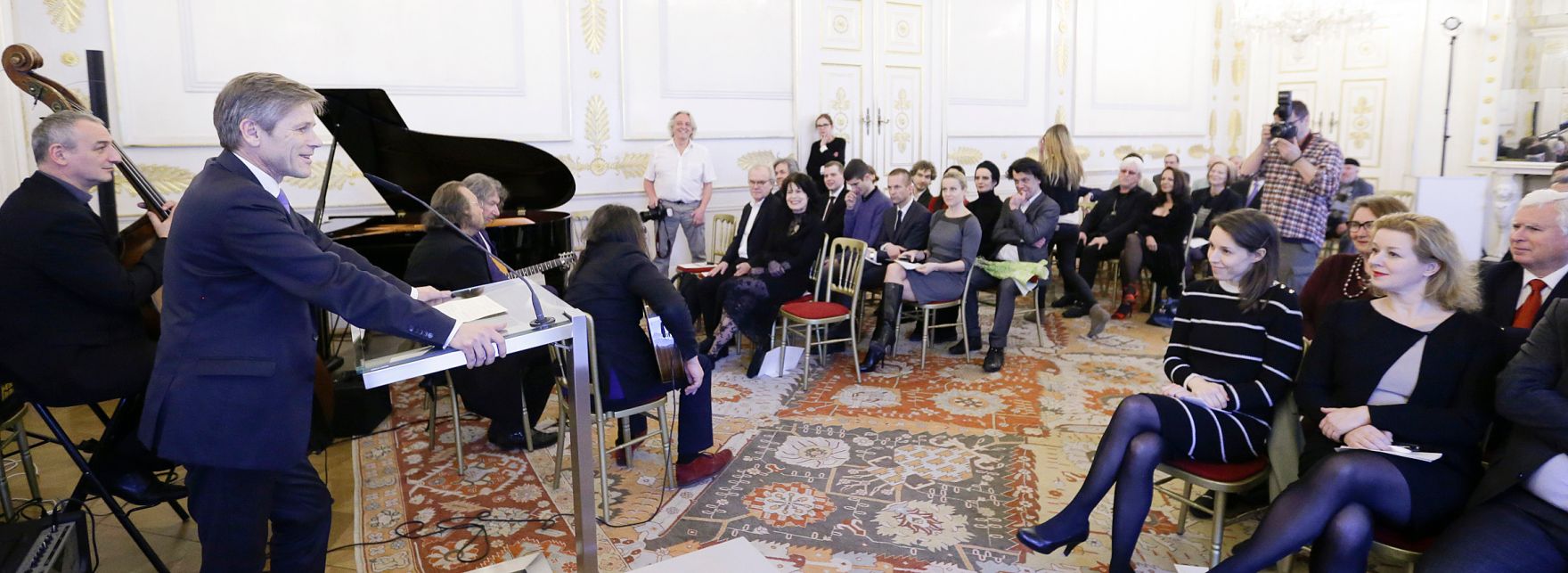 Am 8. M&auml;rz 2016 &uuml;berreichte Kunst- und Kulturminister Josef Ostermayer (im Bild) im Bundeskanzleramt den Schriftstellern Monika Helfer und Michael K&ouml;hlmeier, das &Ouml;sterreichische Ehrenkreuz f&uuml;r Wissenschaft und Kunst I. Klasse.