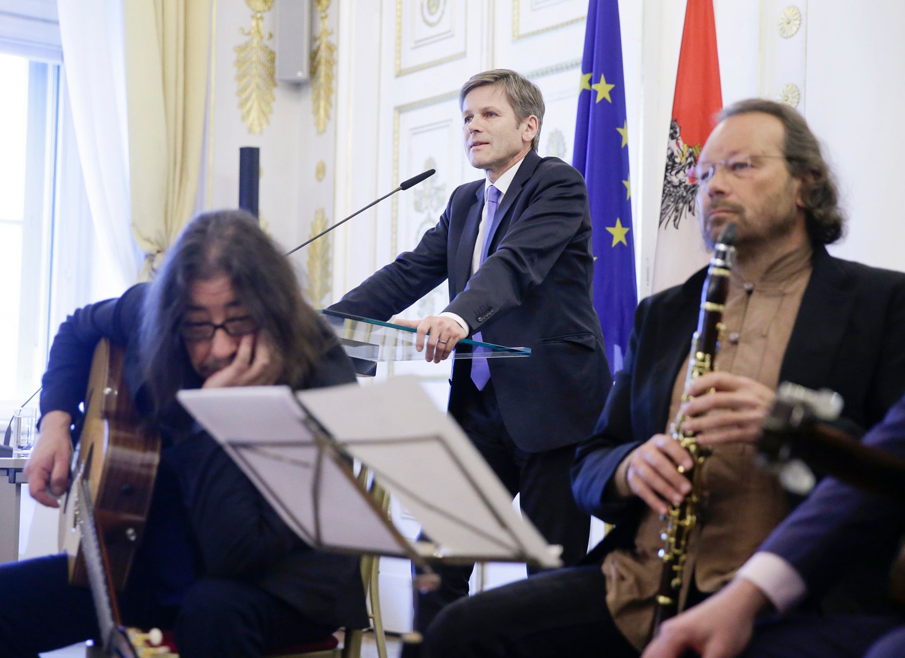 Am 8. M&auml;rz 2016 &uuml;berreichte Kunst- und Kulturminister Josef Ostermayer (im Bild) im Bundeskanzleramt den Schriftstellern Monika Helfer und Michael K&ouml;hlmeier, das &Ouml;sterreichische Ehrenkreuz f&uuml;r Wissenschaft und Kunst I. Klasse.