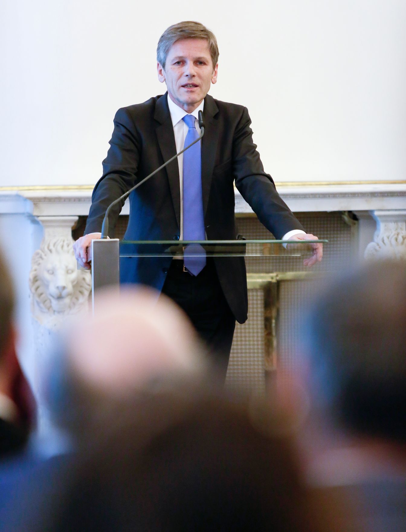 Am 8. M&auml;rz 2016 &uuml;berreichte Kunst- und Kulturminister Josef Ostermayer (im Bild) im Bundeskanzleramt den Schriftstellern Monika Helfer und Michael K&ouml;hlmeier, das &Ouml;sterreichische Ehrenkreuz f&uuml;r Wissenschaft und Kunst I. Klasse.