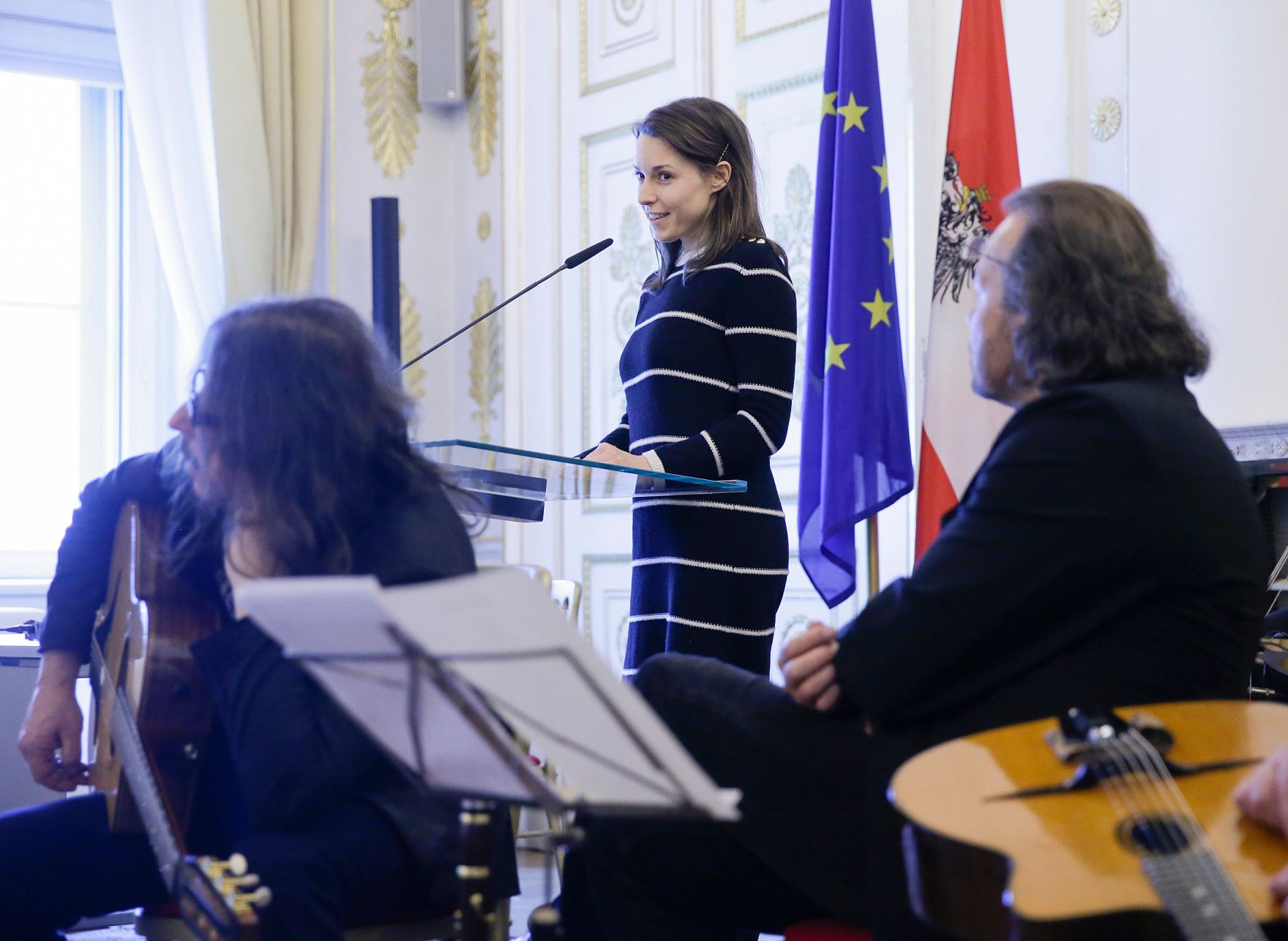 Am 8. M&auml;rz 2016 &uuml;berreichte Kunst- und Kulturminister Josef Ostermayer im Bundeskanzleramt den Schriftstellern Monika Helfer und Michael K&ouml;hlmeier, das &Ouml;sterreichische Ehrenkreuz f&uuml;r Wissenschaft und Kunst I. Klasse. Im Bild die Laudatorin Dorothea Zanon.