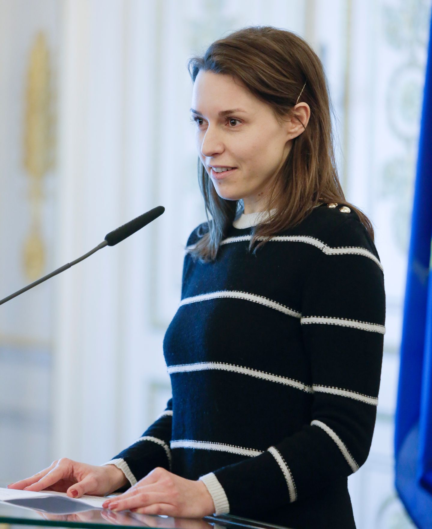 Am 8. M&auml;rz 2016 &uuml;berreichte Kunst- und Kulturminister Josef Ostermayer im Bundeskanzleramt den Schriftstellern Monika Helfer und Michael K&ouml;hlmeier, das &Ouml;sterreichische Ehrenkreuz f&uuml;r Wissenschaft und Kunst I. Klasse. Im Bild die Laudatorin Dorothea Zanon.