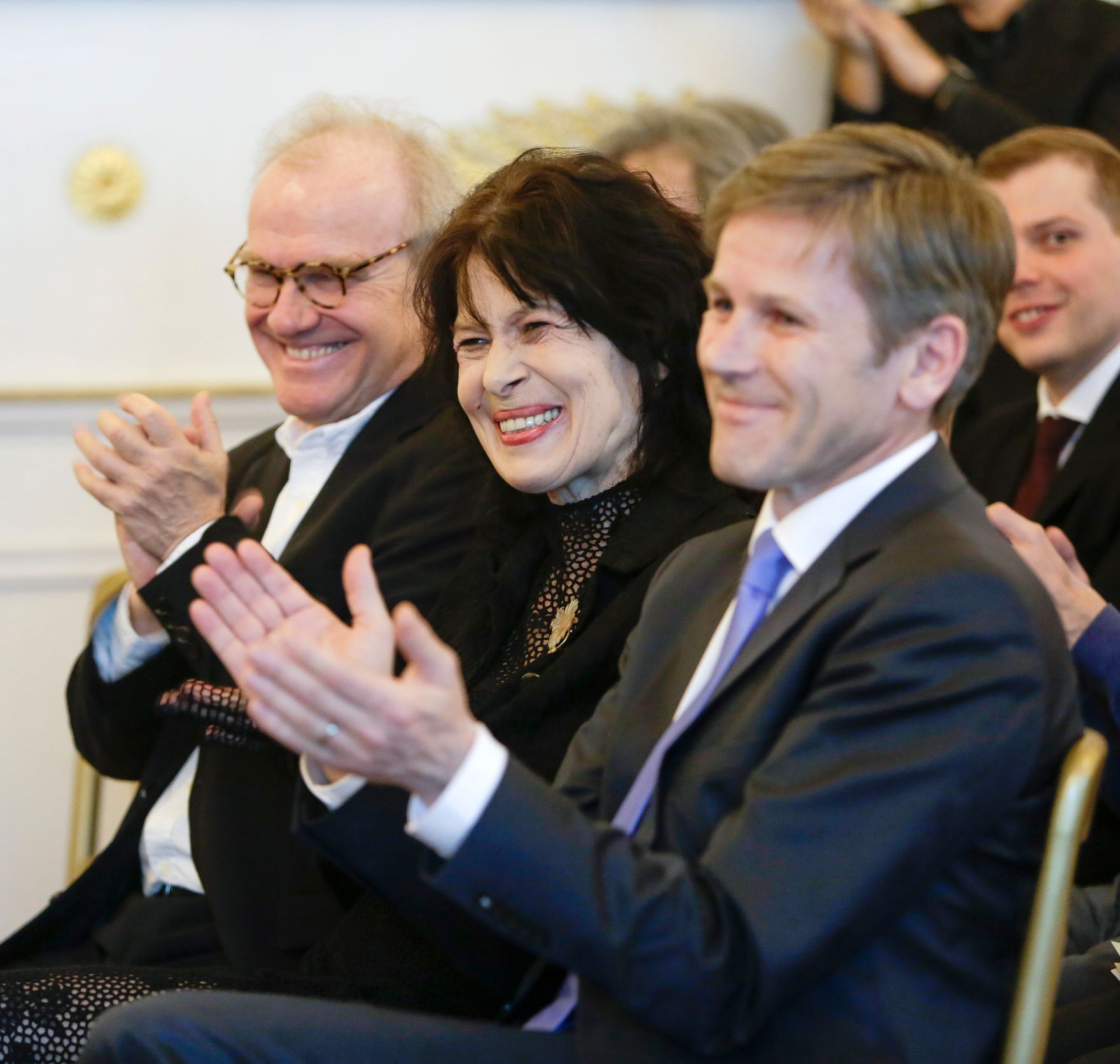Am 8. M&auml;rz 2016 &uuml;berreichte Kunst- und Kulturminister Josef Ostermayer (r.) im Bundeskanzleramt den Schriftstellern Monika Helfer (m.) und Michael K&ouml;hlmeier (l.), das &Ouml;sterreichische Ehrenkreuz f&uuml;r Wissenschaft und Kunst I. Klasse.
