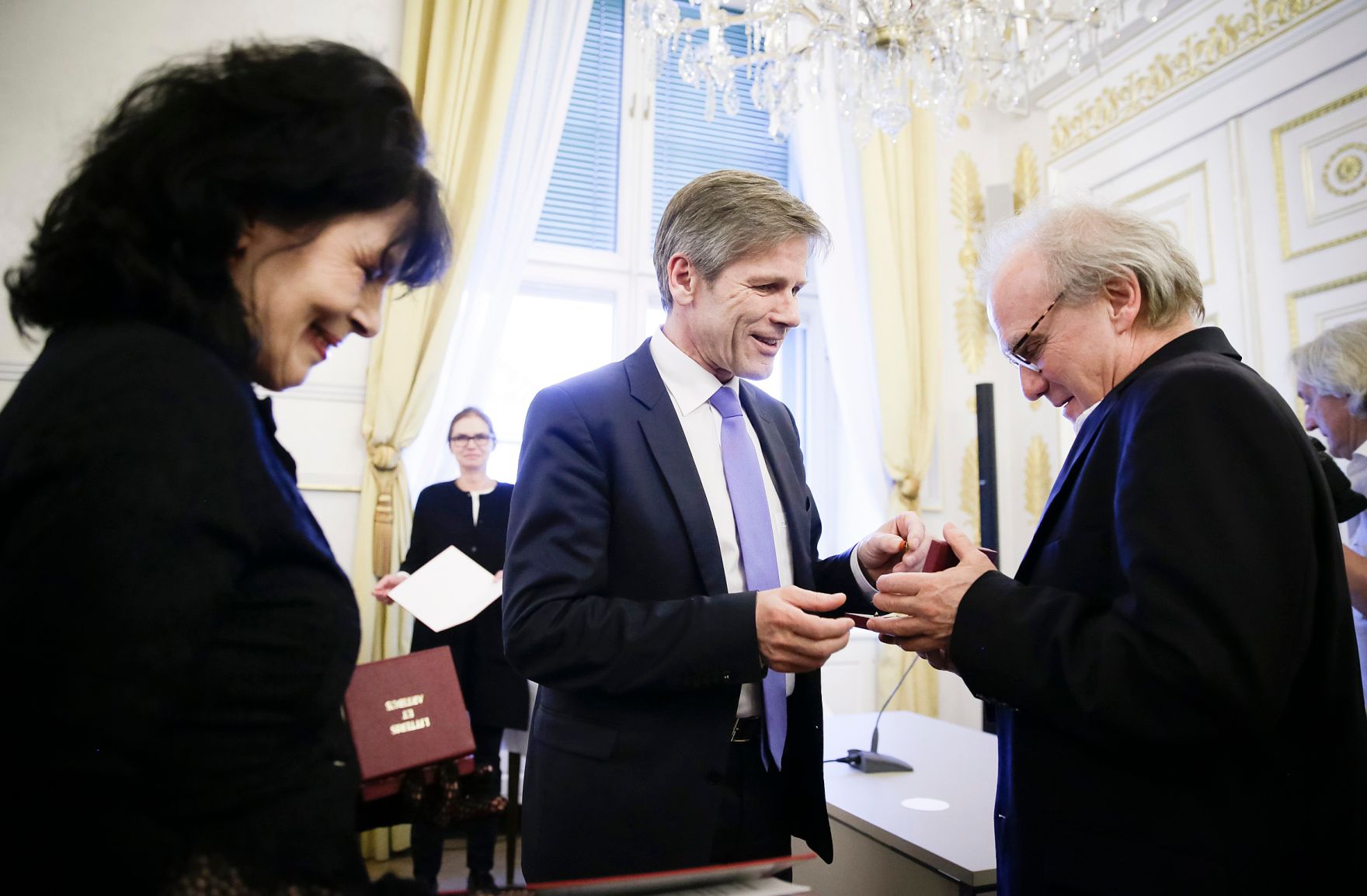 Am 8. M&auml;rz 2016 &uuml;berreichte Kunst- und Kulturminister Josef Ostermayer (m.) im Bundeskanzleramt den Schriftstellern Monika Helfer (l.) und Michael K&ouml;hlmeier (r.), das &Ouml;sterreichische Ehrenkreuz f&uuml;r Wissenschaft und Kunst I. Klasse.