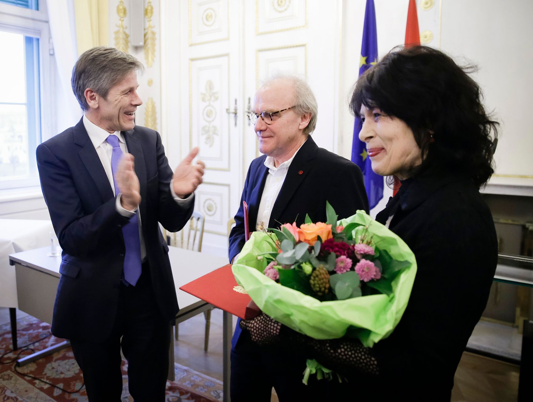 Am 8. M&auml;rz 2016 &uuml;berreichte Kunst- und Kulturminister Josef Ostermayer (l.) im Bundeskanzleramt den Schriftstellern Monika Helfer (r.) und Michael K&ouml;hlmeier (m.), das &Ouml;sterreichische Ehrenkreuz f&uuml;r Wissenschaft und Kunst I. Klasse.