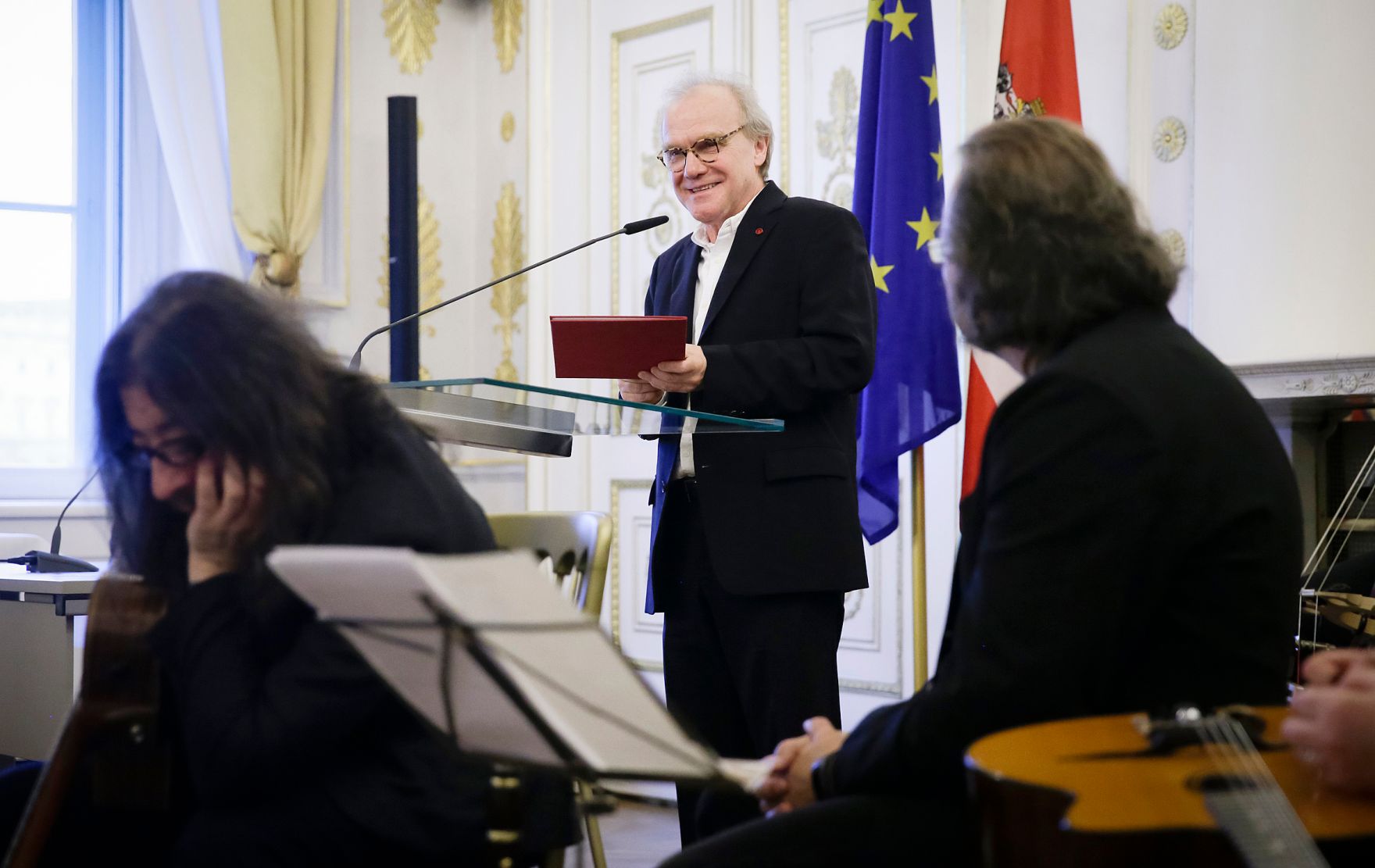 Am 8. M&auml;rz 2016 &uuml;berreichte Kunst- und Kulturminister Josef Ostermayer im Bundeskanzleramt den Schriftstellern Monika Helfer und Michael K&ouml;hlmeier (im Bild), das &Ouml;sterreichische Ehrenkreuz f&uuml;r Wissenschaft und Kunst I. Klasse.