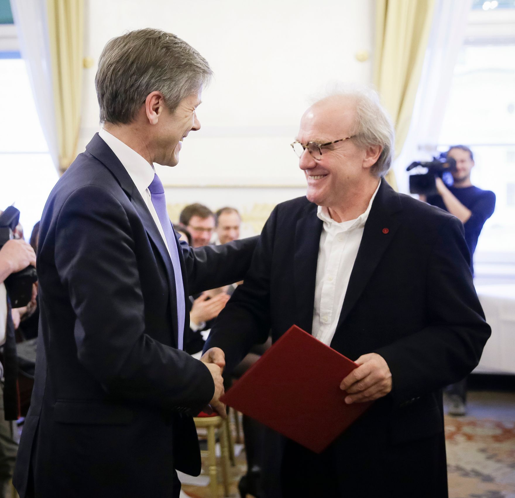 Am 8. M&auml;rz 2016 &uuml;berreichte Kunst- und Kulturminister Josef Ostermayer (l.) im Bundeskanzleramt den Schriftstellern Monika Helfer und Michael K&ouml;hlmeier (r.), das &Ouml;sterreichische Ehrenkreuz f&uuml;r Wissenschaft und Kunst I. Klasse.