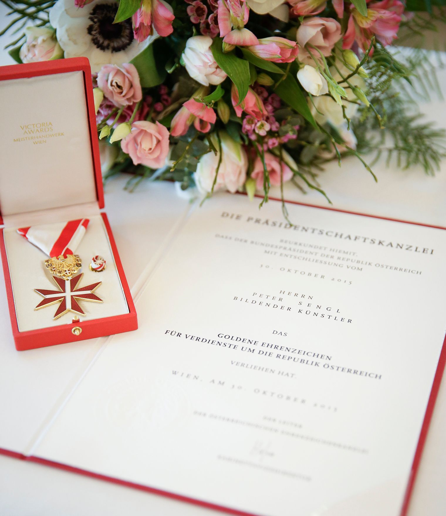 Am 9. M&auml;rz 2016 &uuml;berreichte Kunst- und Kulturminister Josef Ostermayer das Goldene Ehrenzeichen f&uuml;r Verdienste um die Republik &Ouml;sterreich an Peter Sengl.