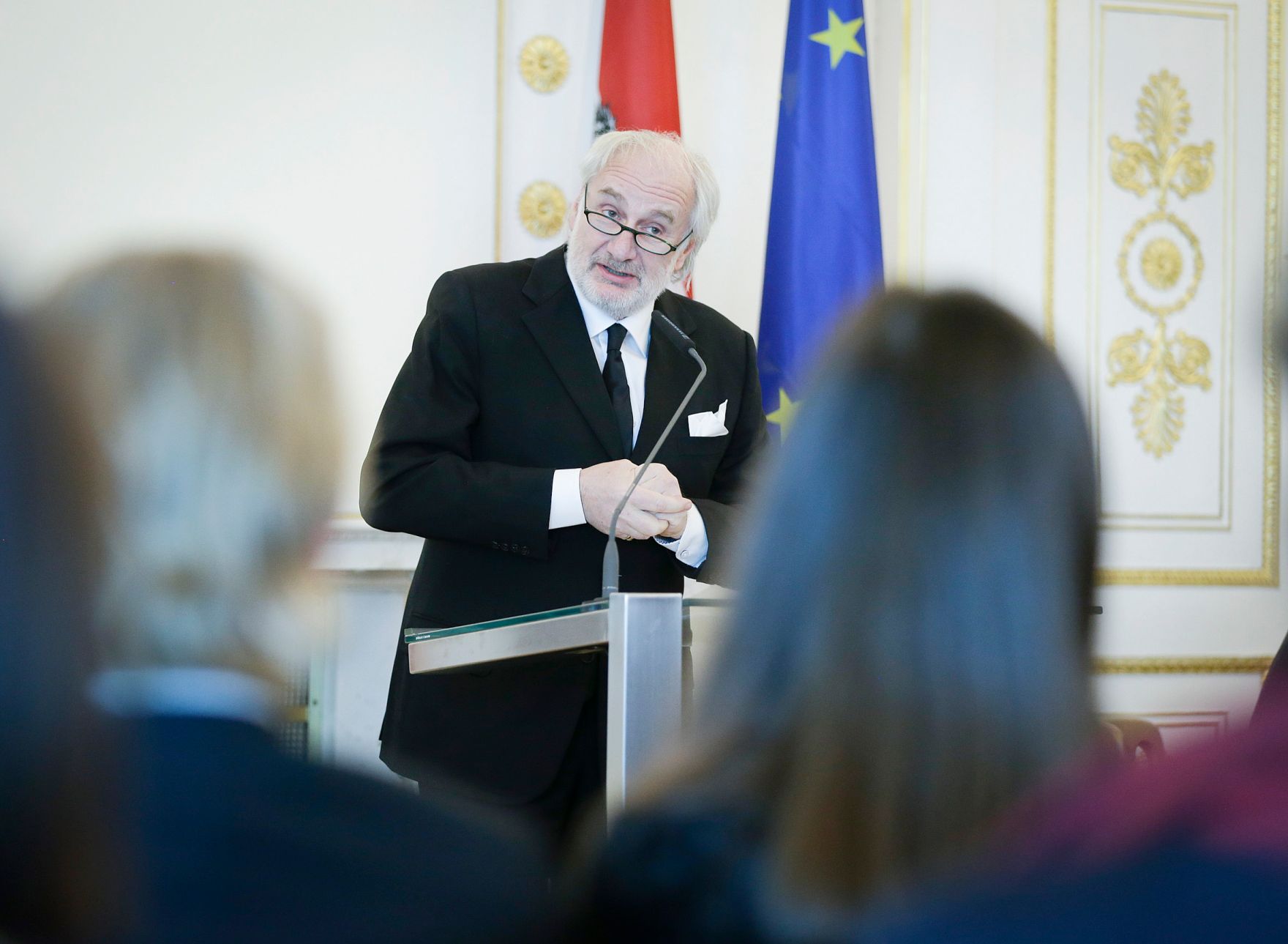 Am 9. M&auml;rz 2016 &uuml;berreichte Kunst- und Kulturminister Josef Ostermayer das Goldene Ehrenzeichen f&uuml;r Verdienste um die Republik &Ouml;sterreich an Peter Sengl. Im Bild der Laudator Michael Schottenberg.