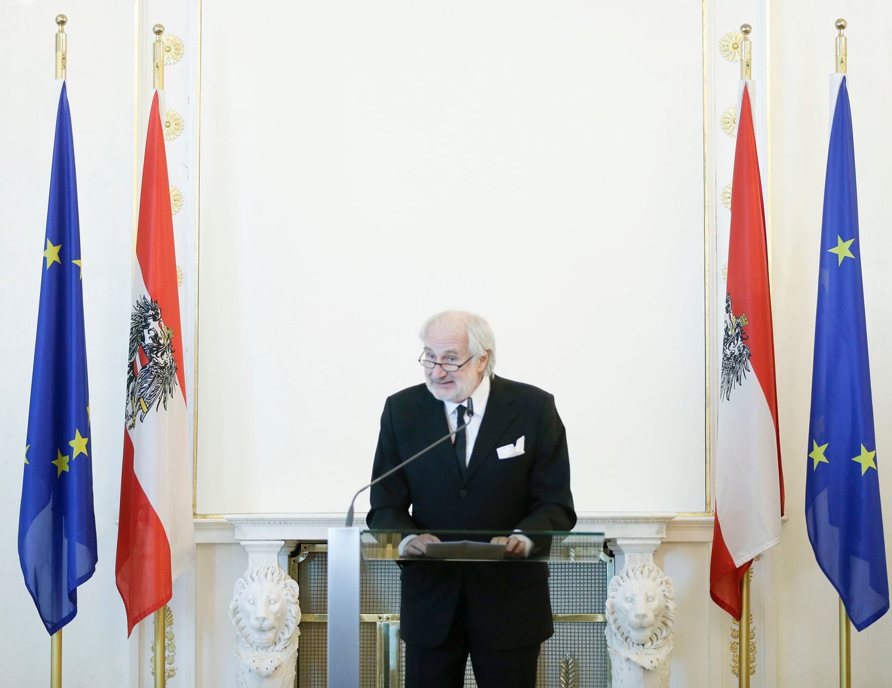 Am 9. M&auml;rz 2016 &uuml;berreichte Kunst- und Kulturminister Josef Ostermayer das Goldene Ehrenzeichen f&uuml;r Verdienste um die Republik &Ouml;sterreich an Peter Sengl. Im Bild der Laudator Michael Schottenberg.