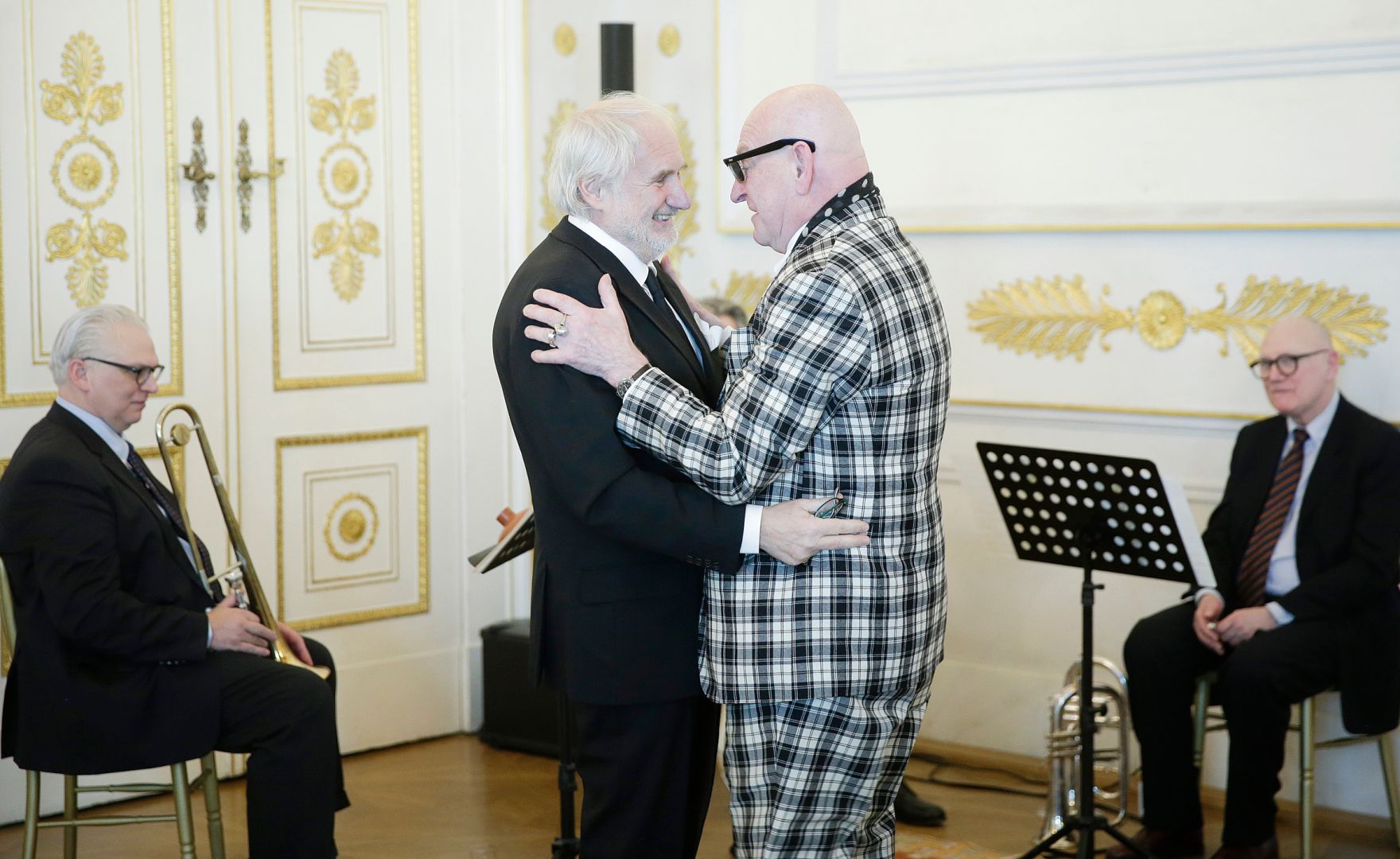 Am 9. M&auml;rz 2016 &uuml;berreichte Kunst- und Kulturminister Josef Ostermayer das Goldene Ehrenzeichen f&uuml;r Verdienste um die Republik &Ouml;sterreich an Peter Sengl (r.). Im Bild mit dem Laudator Michael Schottenberg (l.).