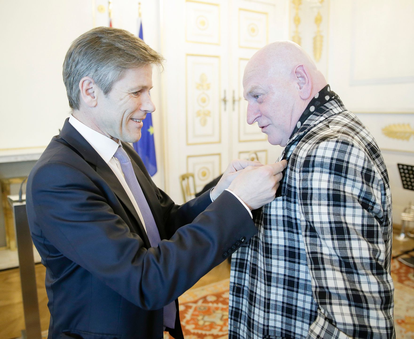 Am 9. M&auml;rz 2016 &uuml;berreichte Kunst- und Kulturminister Josef Ostermayer (l.) das Goldene Ehrenzeichen f&uuml;r Verdienste um die Republik &Ouml;sterreich an Peter Sengl (r.).