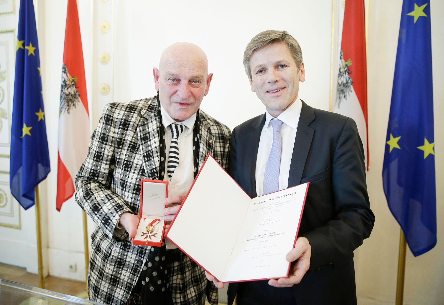 Am 9. M&auml;rz 2016 &uuml;berreichte Kunst- und Kulturminister Josef Ostermayer (r.) das Goldene Ehrenzeichen f&uuml;r Verdienste um die Republik &Ouml;sterreich an Peter Sengl (l.).