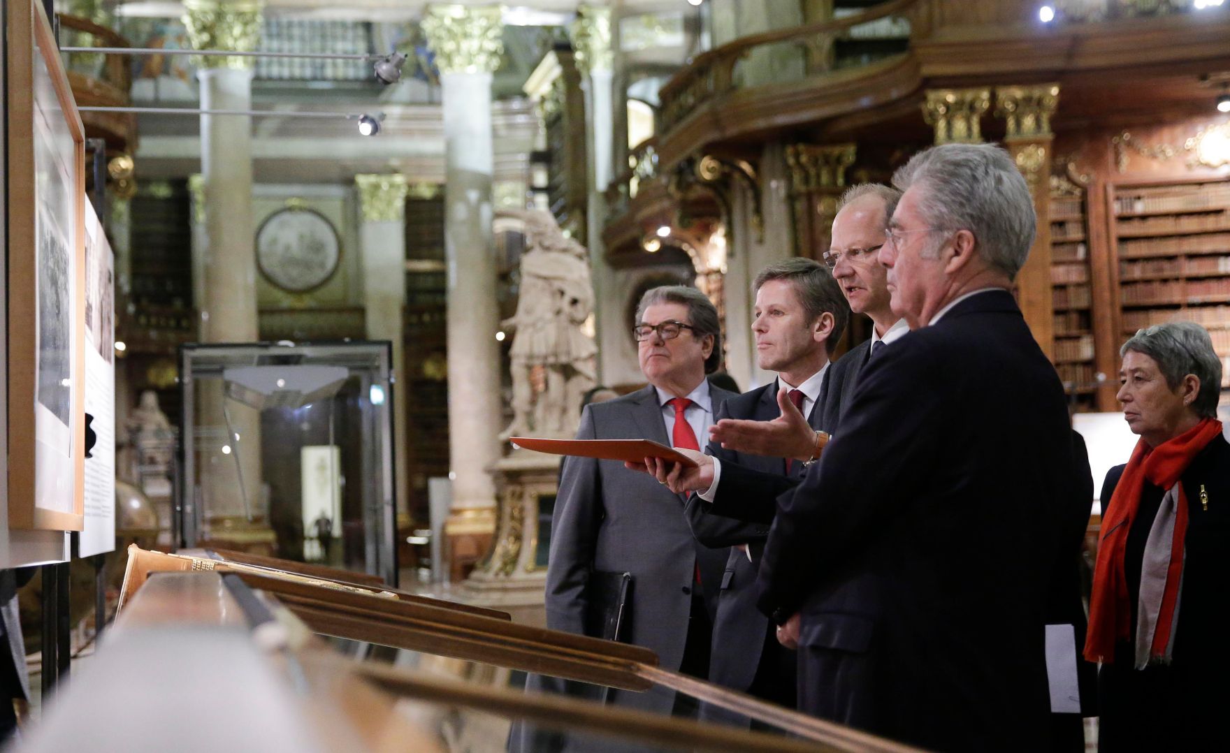 Am 10. M&auml;rz 2016 hielt Kunst- und Kulturminister Josef Ostermayer (m.l.) eine Ansprache bei der Ausstellungser&ouml;ffnung &quot;Der ewige Kaiser. Franz Joseph I. 1830-1916&quot; in der &Ouml;sterreichischen Nationalbibliothek. Im Bild mit Bundespr&auml;sident Heinz Fischer (r.).