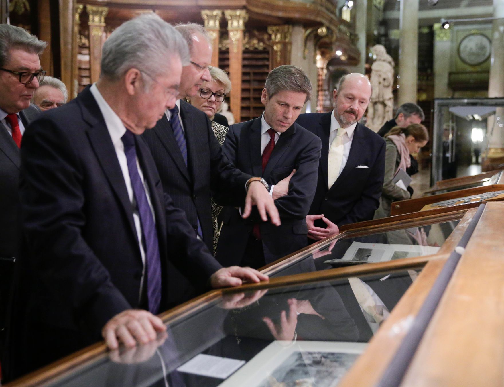Am 10. M&auml;rz 2016 hielt Kunst- und Kulturminister Josef Ostermayer (m.r.) eine Ansprache bei der Ausstellungser&ouml;ffnung &quot;Der ewige Kaiser. Franz Joseph I. 1830-1916&quot; in der &Ouml;sterreichischen Nationalbibliothek. Im Bild mit Bundespr&auml;sident Heinz Fischer (l.).