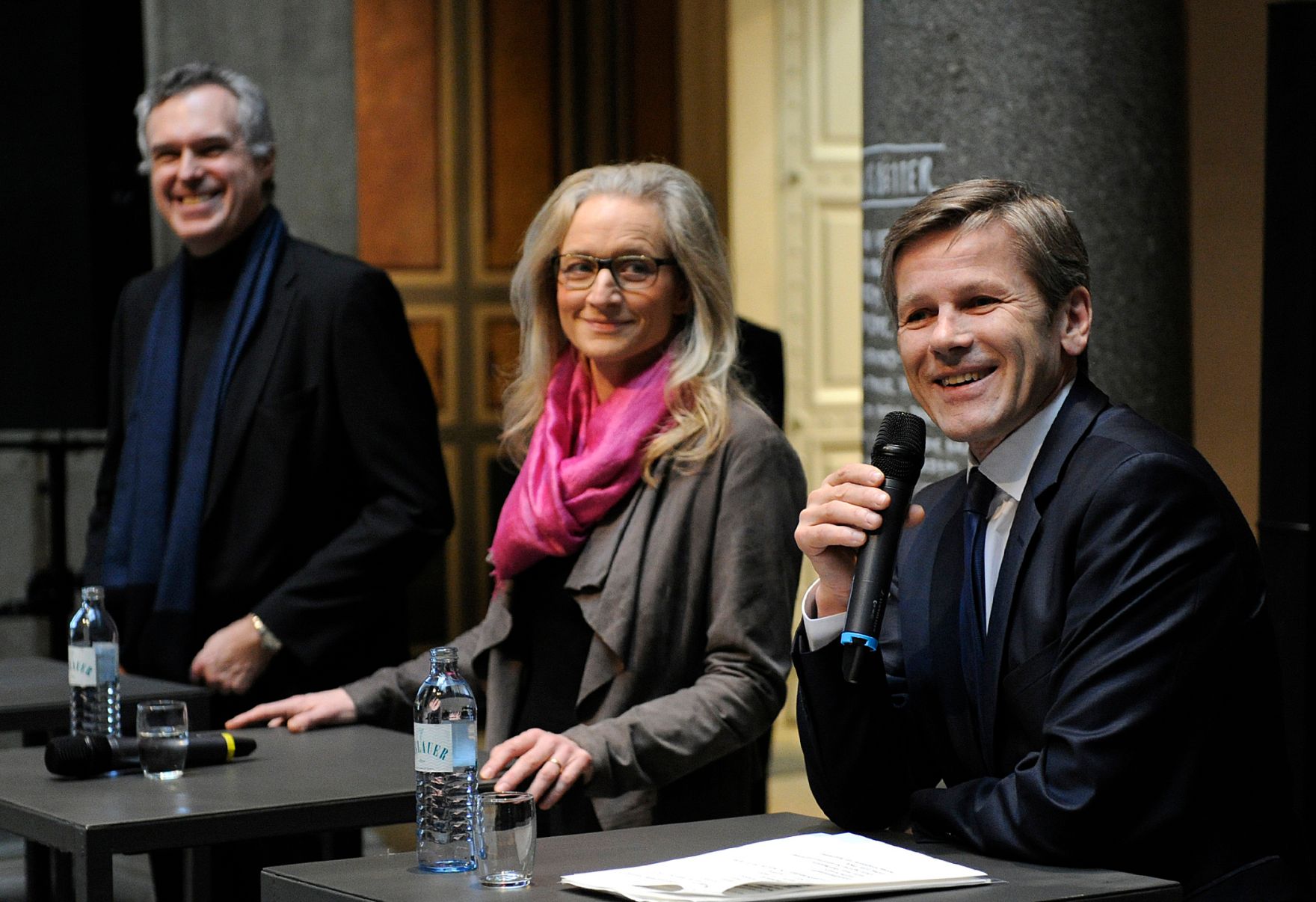 Am 16. M&auml;rz 2016 gab Kunst- und Kulturminister Josef Ostermayer (r.) eine Pressekonferenz zur Bestellung der wissenschaftlichen und kaufm&auml;nnischen Direktion des Museum f&uuml;r Angewandte Kunst 2016 bis 2021. Im Bild mit dem MAK-Direktor Christoph Thun-Hohenstein (l.) und der kaufm&auml;nnischen Gesch&auml;ftsf&uuml;hrerin des MAK Teresa Mitterlehner-Marchesani.