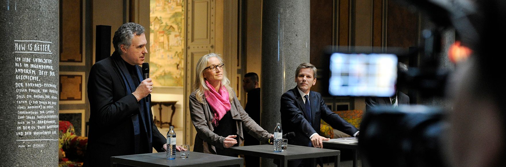 Am 16. M&auml;rz 2016 gab Kunst- und Kulturminister Josef Ostermayer eine Pressekonferenz zur Bestellung der wissenschaftlichen und kaufm&auml;nnischen Direktion des Museum f&uuml;r Angewandte Kunst 2016 bis 2021. Im Bild (v.l.n.r.) MAK-Direktor Christoph Thun-Hohenstein, kaufm&auml;nnische Gesch&auml;ftsf&uuml;hrerin des MAK Teresa Mitterlehner-Marchesani und Kunst- und Kulturminister Josef Ostermayer.