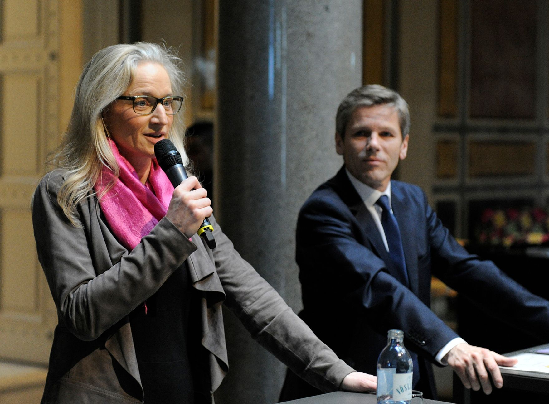 Am 16. M&auml;rz 2016 gab Kunst- und Kulturminister Josef Ostermayer (r.) eine Pressekonferenz zur Bestellung der wissenschaftlichen und kaufm&auml;nnischen Direktion des Museum f&uuml;r Angewandte Kunst 2016 bis 2021. Im Bild mit der kaufm&auml;nnischen Gesch&auml;ftsf&uuml;hrerin des MAK Teresa Mitterlehner-Marchesani (l.).