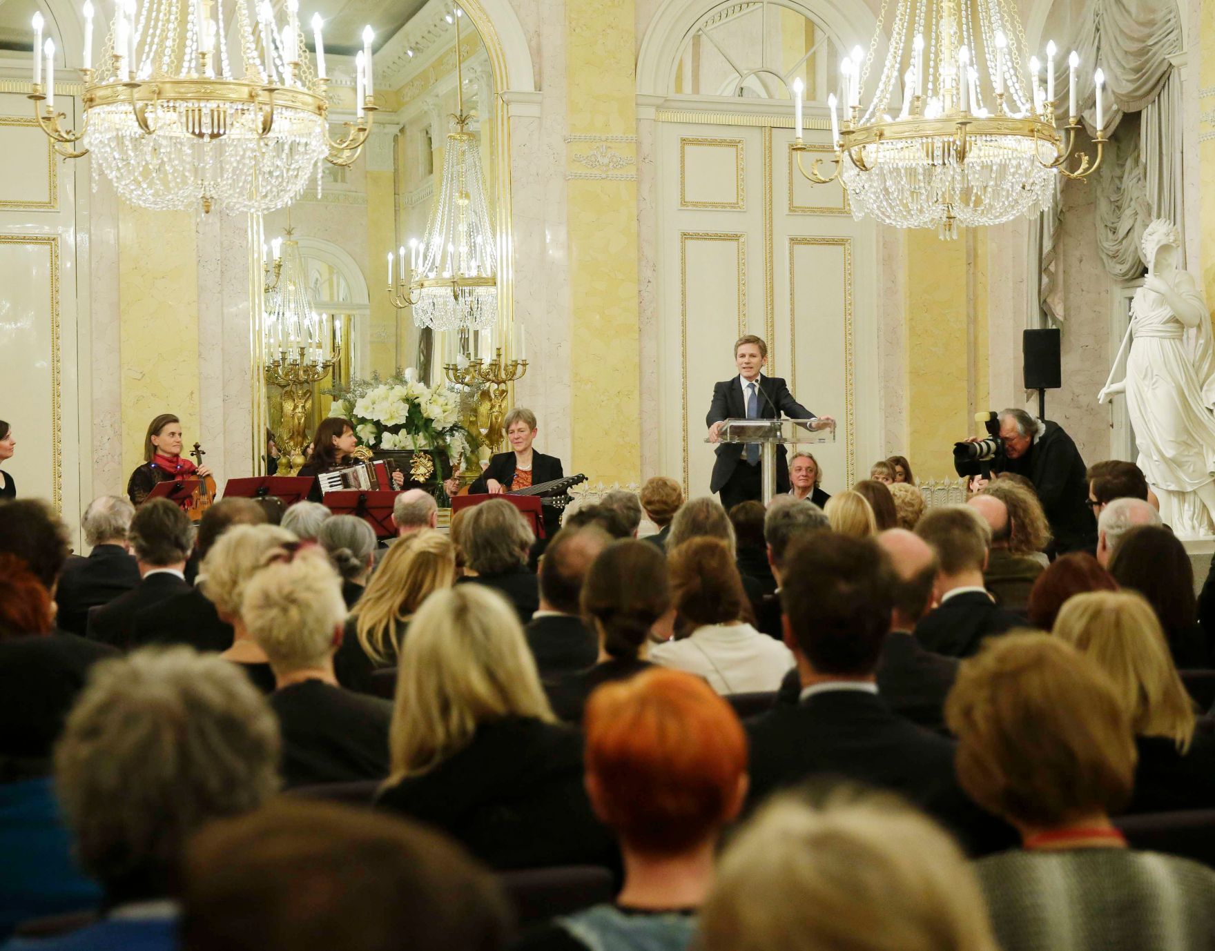 Am 17. M&auml;rz 2016 er&ouml;ffnete Kunst- und Kulturminister Josef Ostermayer die Ausstellung des K&uuml;nstlers Anselm Kiefer in der Albertina.
