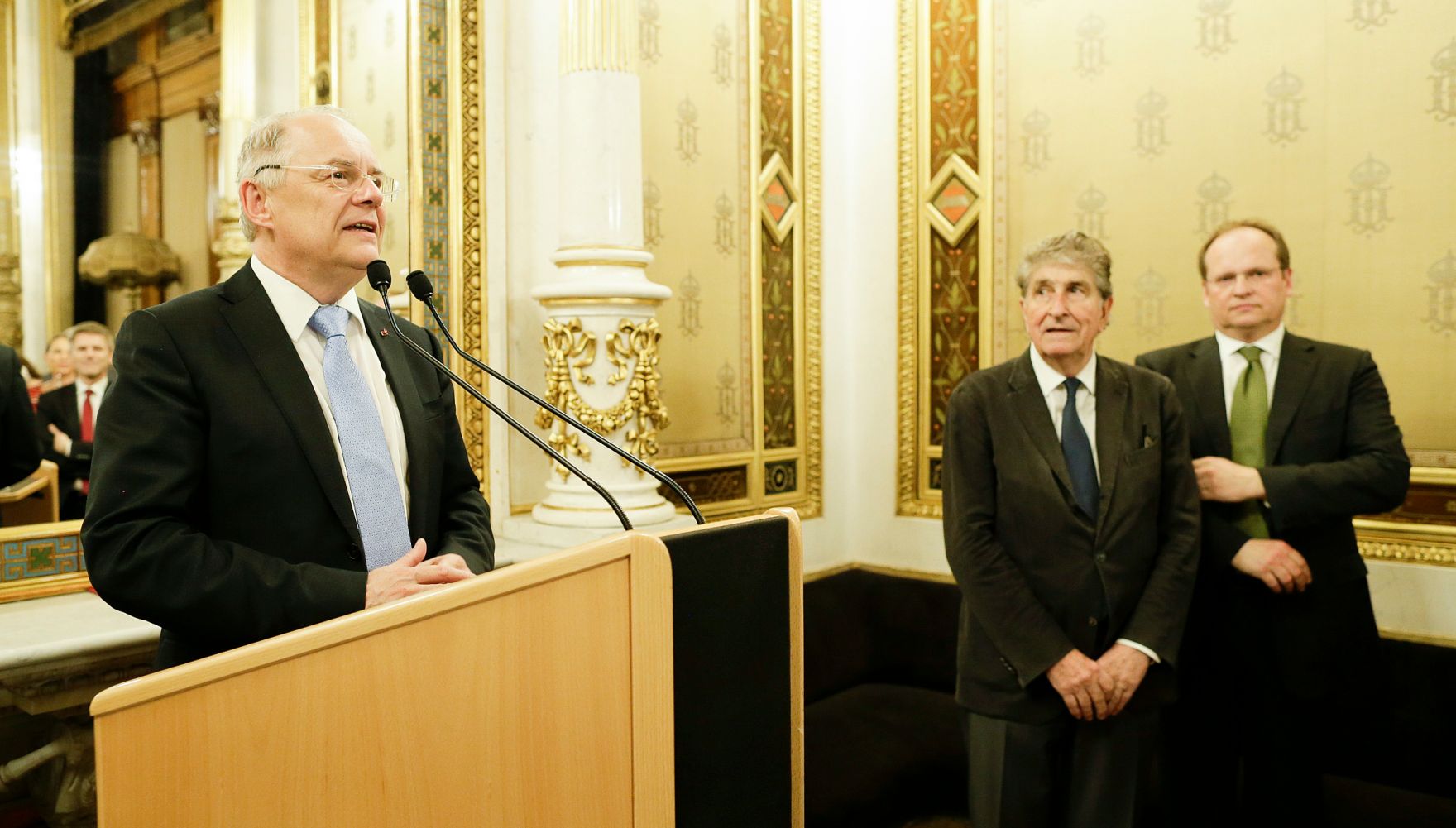 Am 31. M&auml;rz 2015 &uuml;berreichte Kunst- und Kulturminister Josef Ostermayer das Gro&szlig;e Goldene Ehrenzeichen f&uuml;r Verdienste um die Republik &Ouml;sterreich an G&uuml;nter Rhomberg (m.). Im Bild mit Manfred Matzka (l.) und Gesch&auml;ftsf&uuml;hrer der Bundestheater Holding GmbH Christian Kircher (r.).