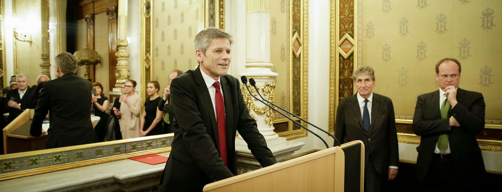 Am 31. M&auml;rz 2015 &uuml;berreichte Kunst- und Kulturminister Josef Ostermayer (l.) das Gro&szlig;e Goldene Ehrenzeichen f&uuml;r Verdienste um die Republik &Ouml;sterreich an G&uuml;nter Rhomberg (m.). Im Bild mit Gesch&auml;ftsf&uuml;hrer der Bundestheater Holding GmbH Christian Kircher (r.).