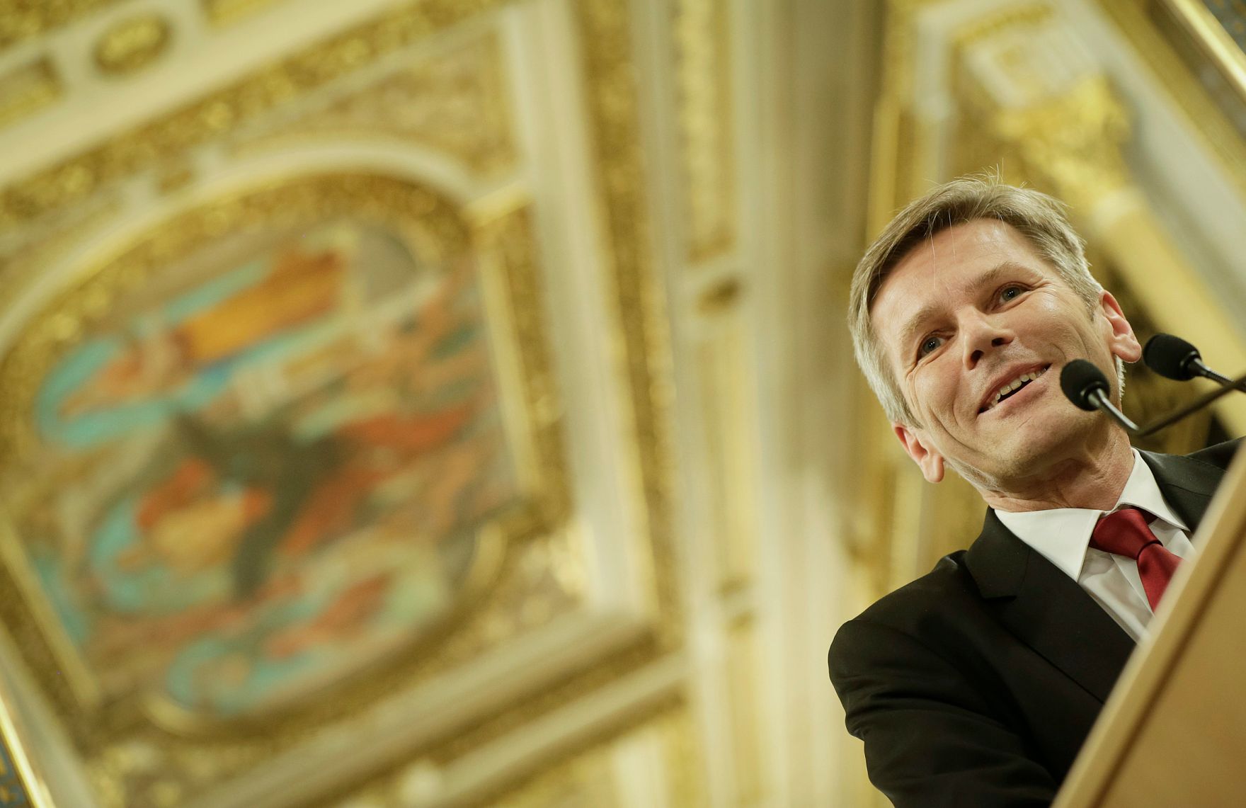 Am 31. M&auml;rz 2015 &uuml;berreichte Kunst- und Kulturminister Josef Ostermayer (im Bild) das Gro&szlig;e Goldene Ehrenzeichen f&uuml;r Verdienste um die Republik &Ouml;sterreich an G&uuml;nter Rhomberg.