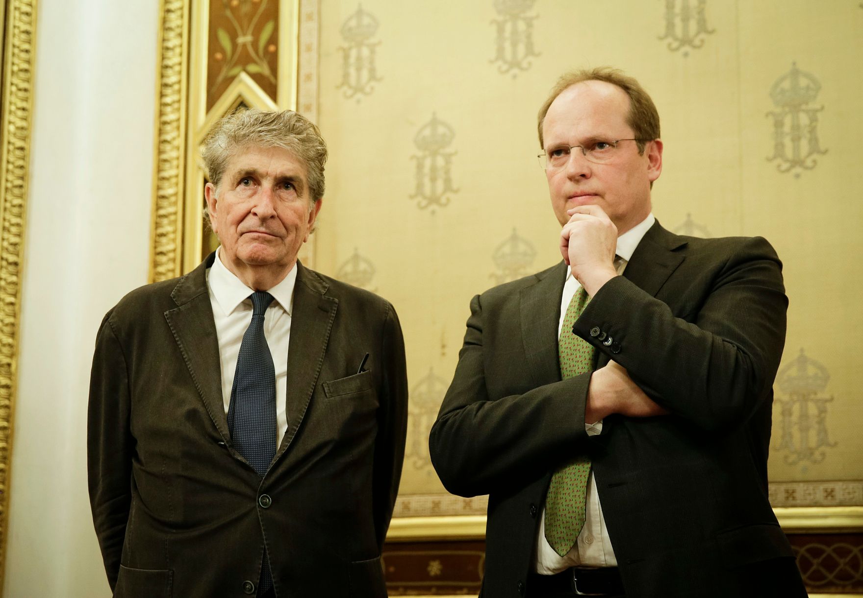 Am 31. M&auml;rz 2015 &uuml;berreichte Kunst- und Kulturminister Josef Ostermayer das Gro&szlig;e Goldene Ehrenzeichen f&uuml;r Verdienste um die Republik &Ouml;sterreich an G&uuml;nter Rhomberg (l.). Im Bild mit Gesch&auml;ftsf&uuml;hrer der Bundestheater Holding GmbH Christian Kircher (r.).