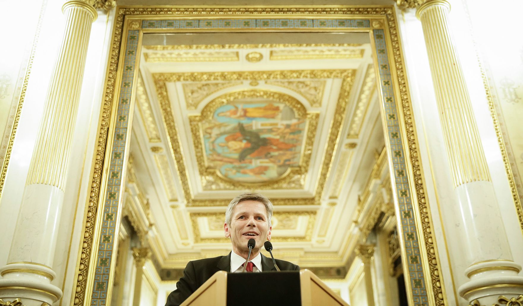 Am 31. M&auml;rz 2015 &uuml;berreichte Kunst- und Kulturminister Josef Ostermayer (im Bild) das Gro&szlig;e Goldene Ehrenzeichen f&uuml;r Verdienste um die Republik &Ouml;sterreich an G&uuml;nter Rhomberg.