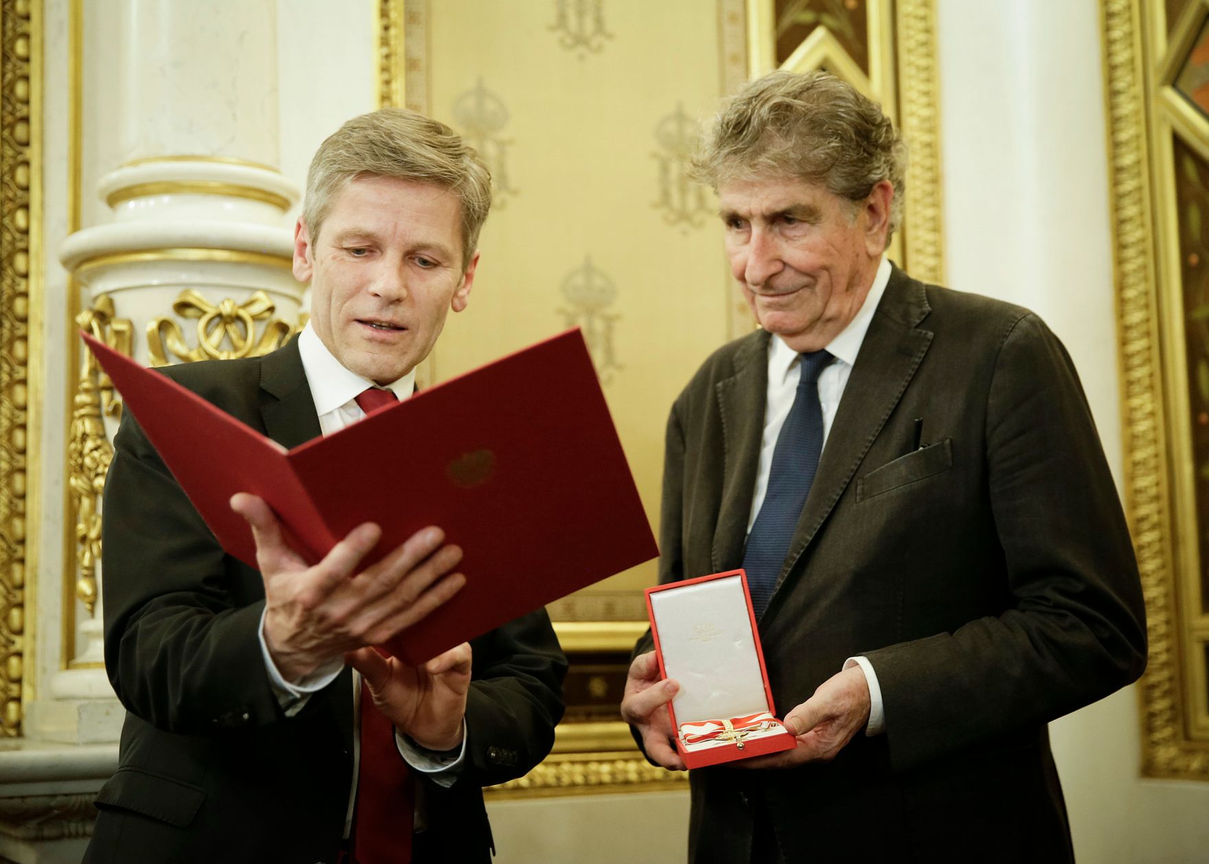 Am 31. M&auml;rz 2015 &uuml;berreichte Kunst- und Kulturminister Josef Ostermayer (l.) das Gro&szlig;e Goldene Ehrenzeichen f&uuml;r Verdienste um die Republik &Ouml;sterreich an G&uuml;nter Rhomberg (r.).