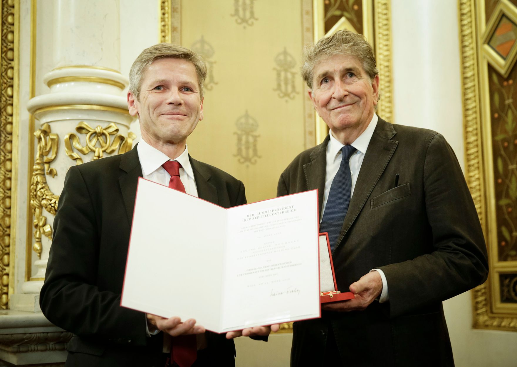 Am 31. M&auml;rz 2015 &uuml;berreichte Kunst- und Kulturminister Josef Ostermayer (l.) das Gro&szlig;e Goldene Ehrenzeichen f&uuml;r Verdienste um die Republik &Ouml;sterreich an G&uuml;nter Rhomberg (r.).